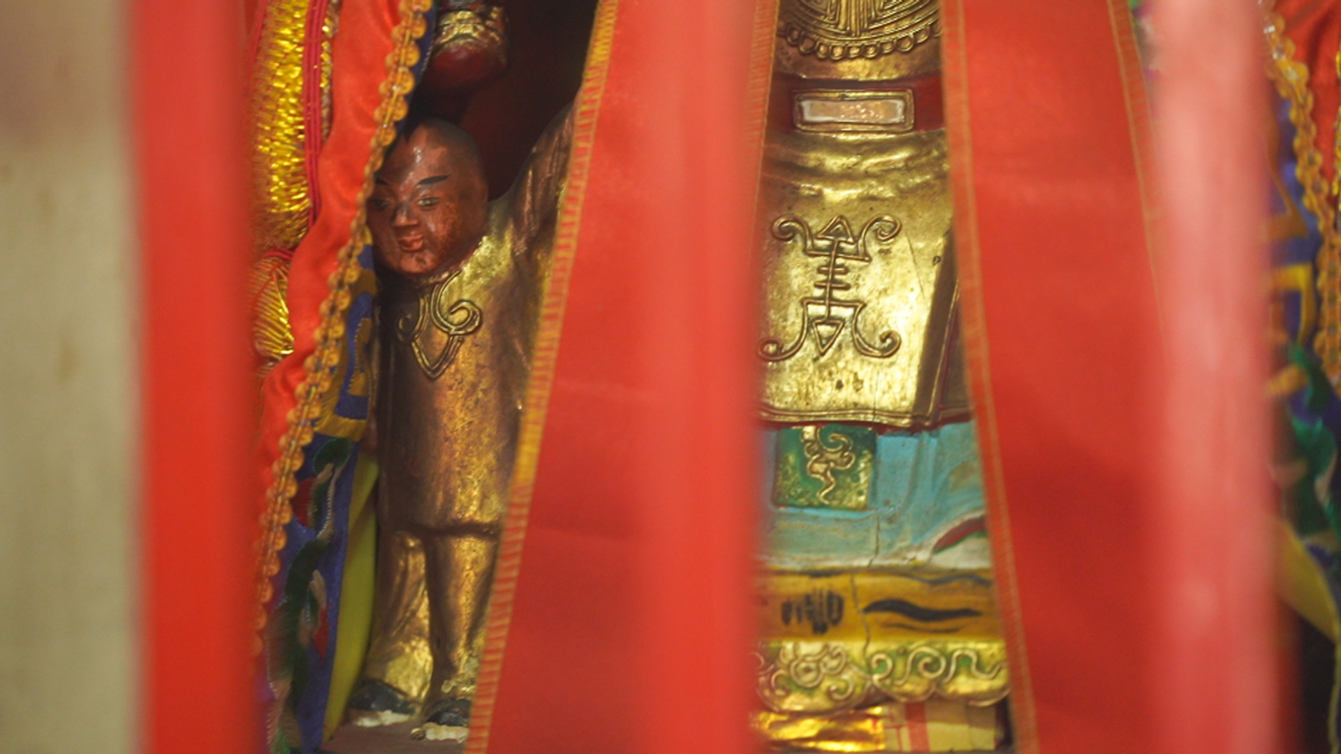 後山腳福德祠，除了有伯公伯婆之外，還有小孩像。拜請拜請-伯公在哪裡劇照