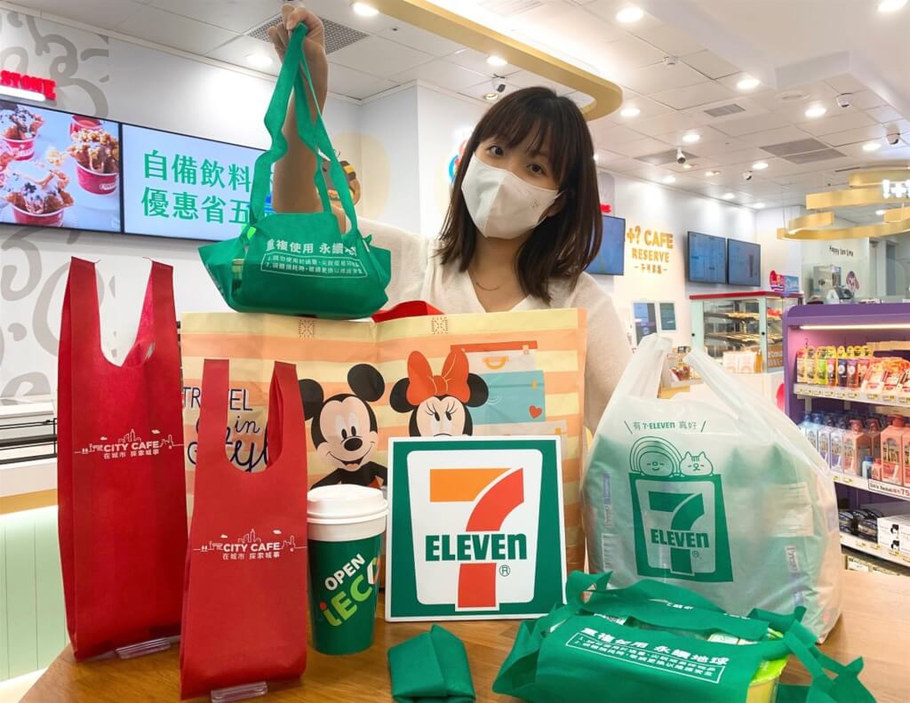 統一超商宣布12日起，超過家6500間7-ELEVEN門市，將陸續停止提供咖啡及鮮食的一次性免費提網服務，若消費者忘記帶購物袋，也能選購可重複使用的提袋。統一超商提供