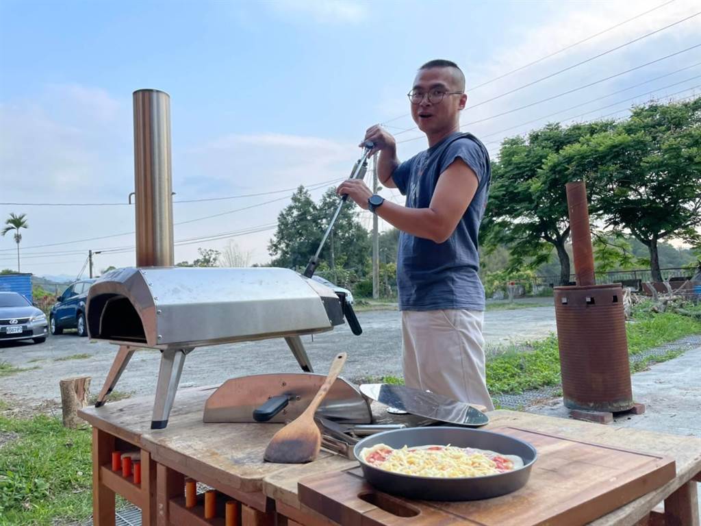 文創產業得獎者趙子維先生進行食農教育，向大眾推廣客家美食。台中市客委會提供