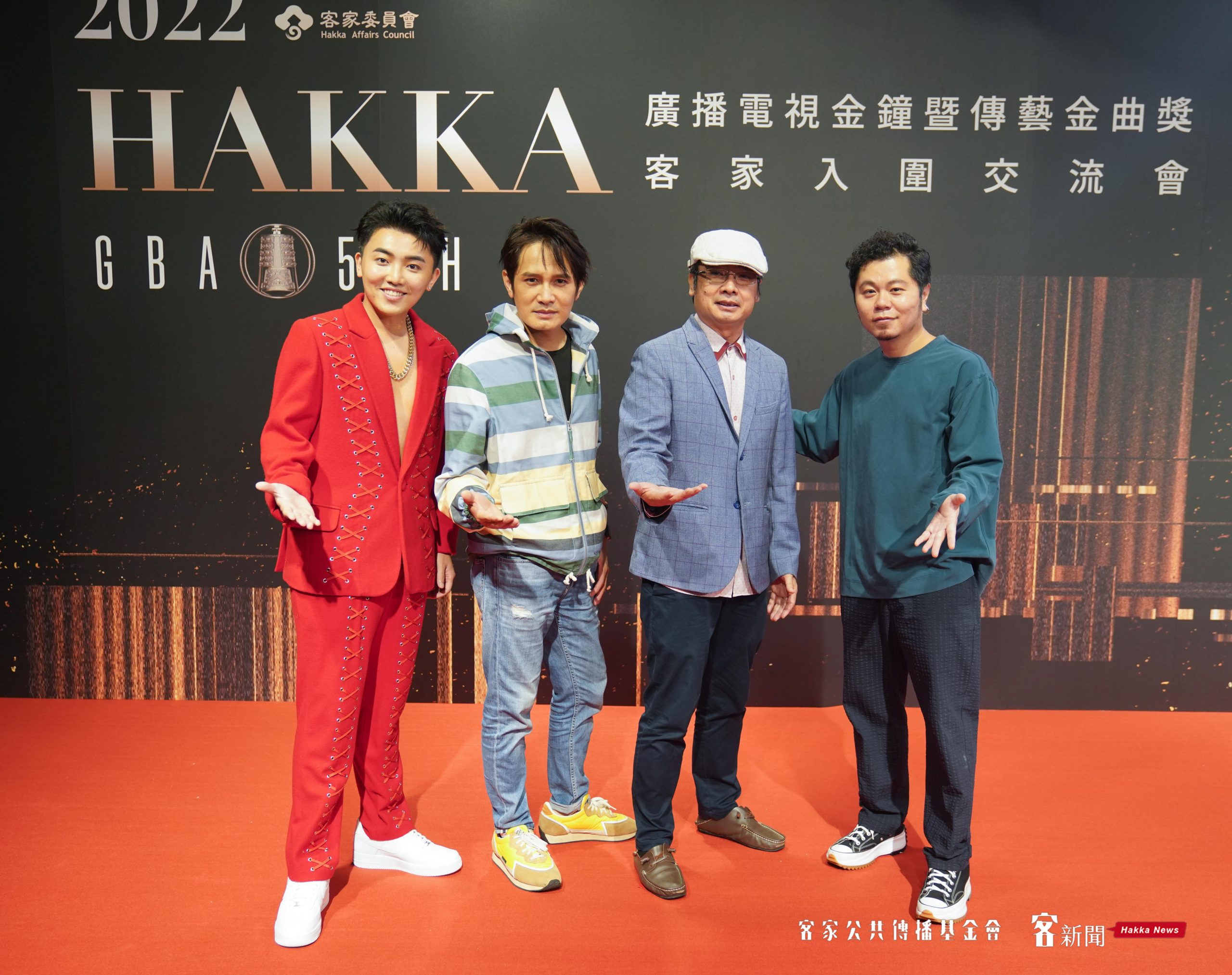 講客廣播電台主持人張柏謙（左起）、金曲歌王羅文裕、客家公共傳播基金會董事長陳邦畛與金曲歌手黃子軒在交流茶會合影。宋佩遙攝