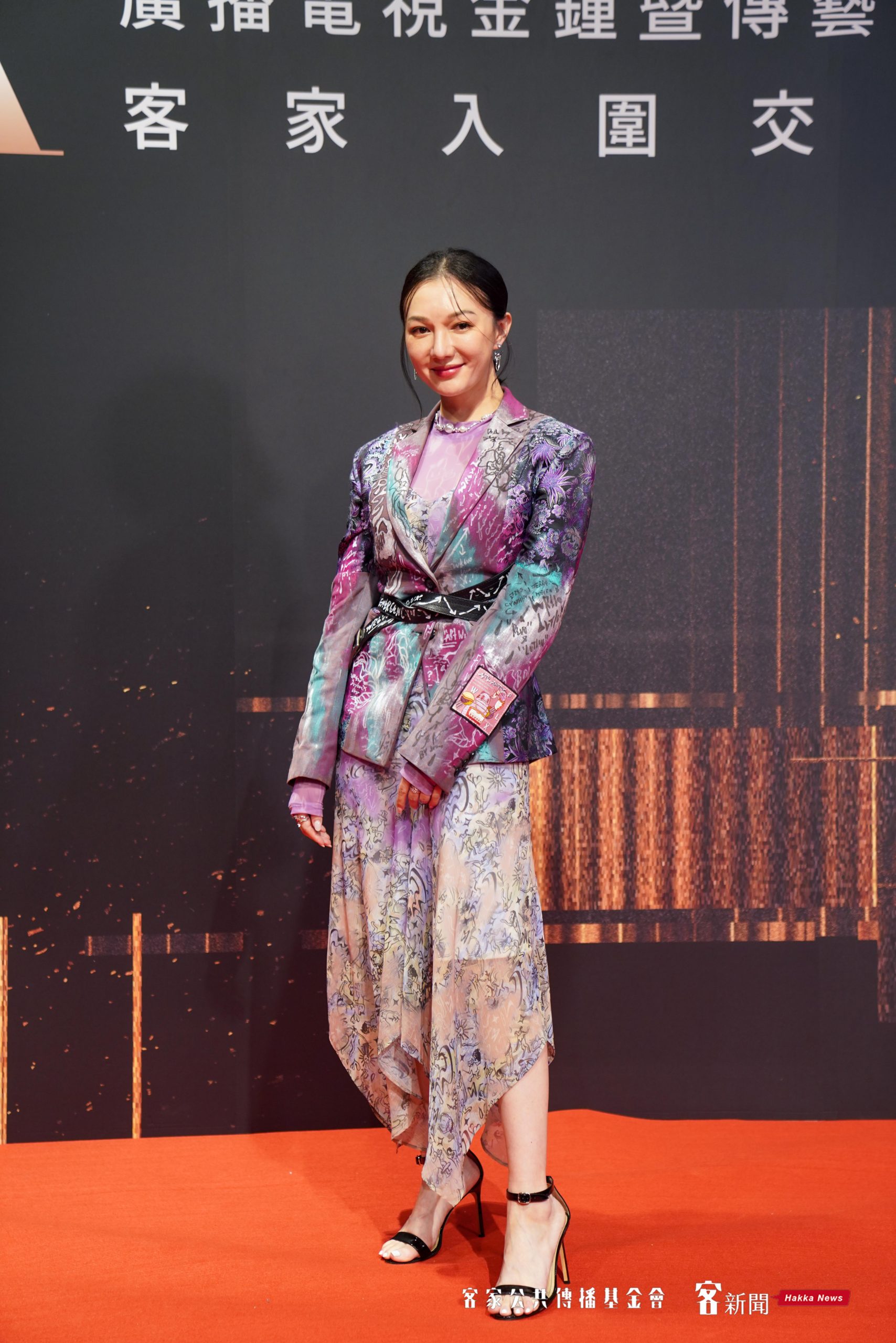 李杏一襲紫綠相間碎花套裝出席交流茶會。宋佩遙攝