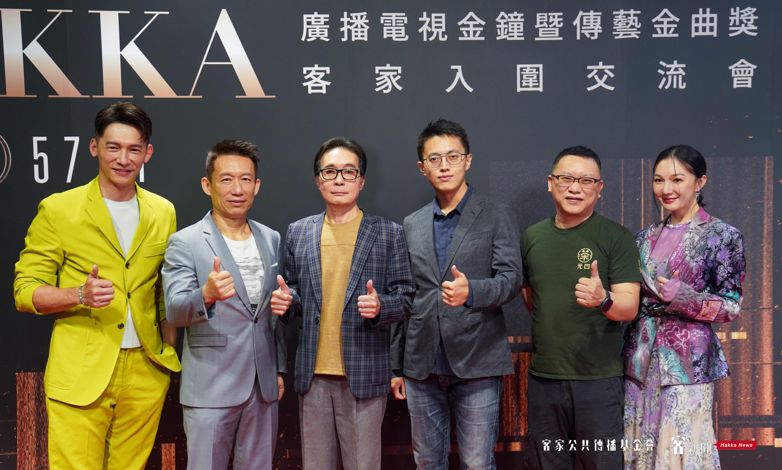 《茶金》演員群大合照,左起温昇豪、郭子乾、客委會副主委鍾孔炤、導演林君陽、製作人湯森榮、李杏。宋佩遙攝