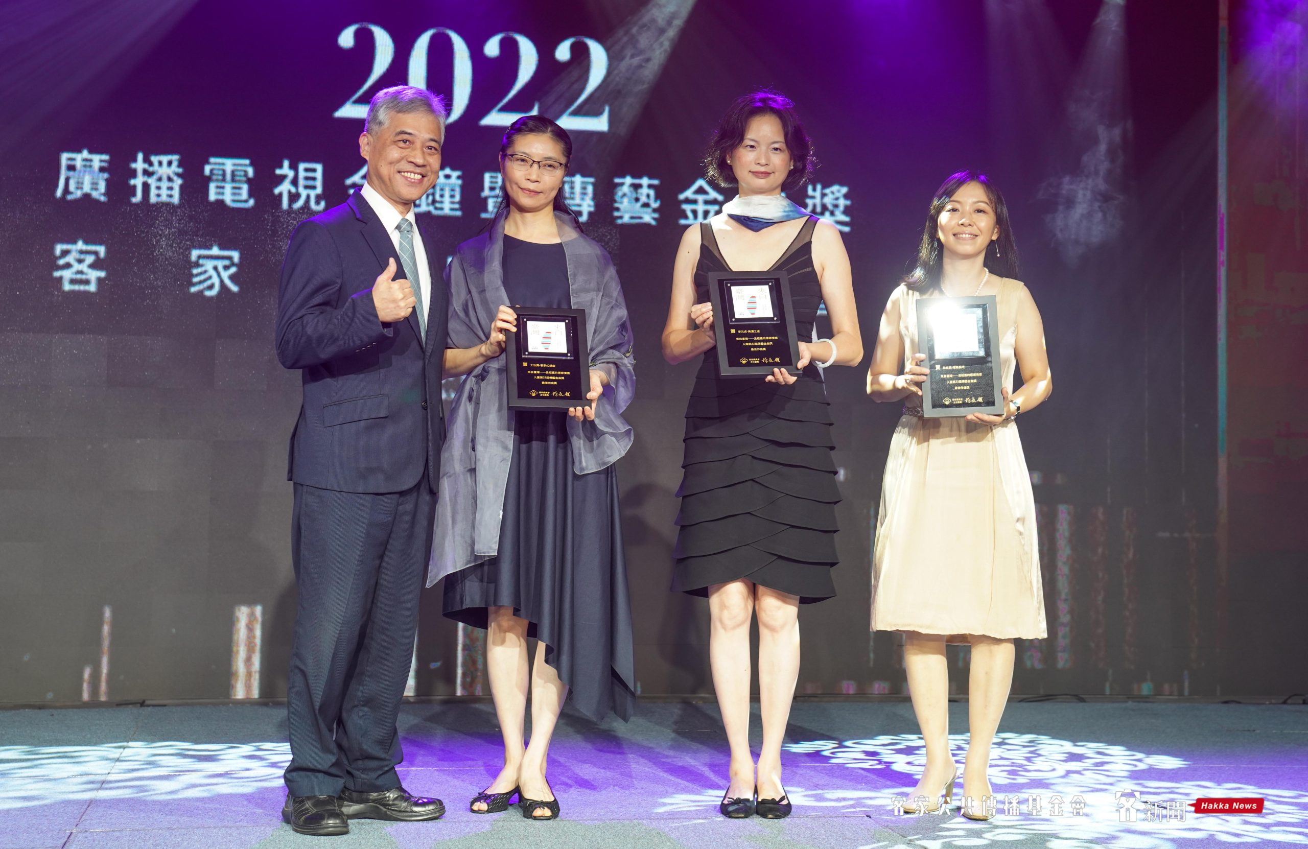 客委會副主委范佐銘頒發入圍獎狀予傳藝金曲獎最佳作曲獎的3位作曲人王怡雯（左二）、李元貞（右二）、林京美（右一）。宋佩遙攝