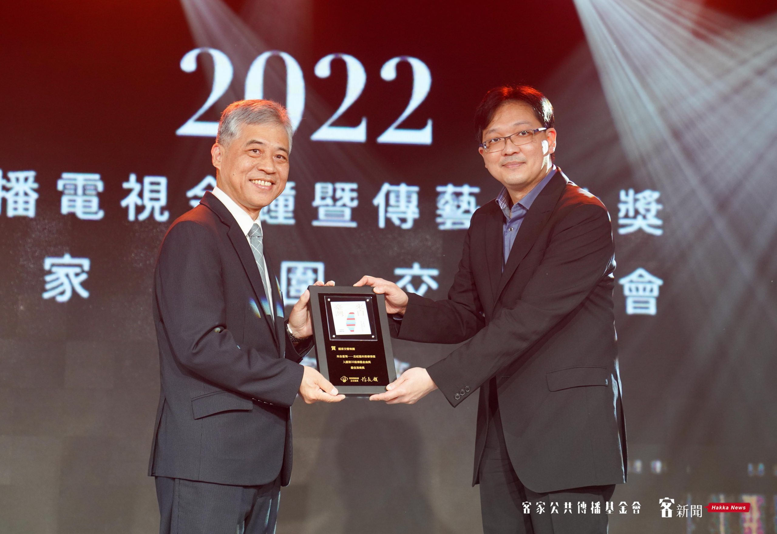 國家交響樂團入圍傳藝金曲獎最佳演奏獎，由代理首席鄧皓敦（右）代表領獎。宋佩遙攝