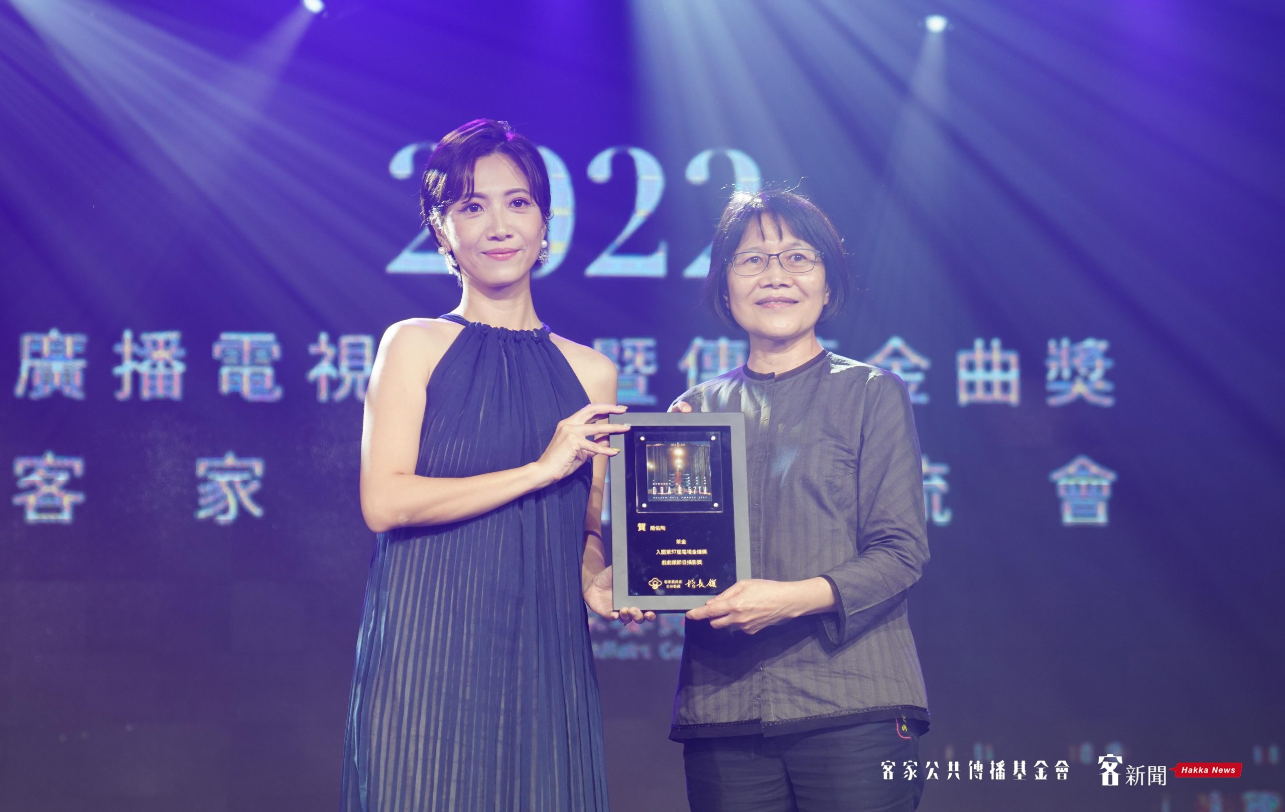《茶金》製作人徐青雲(右)自金鐘導演徐麗雯手中接過入圍獎狀。宋佩遙攝