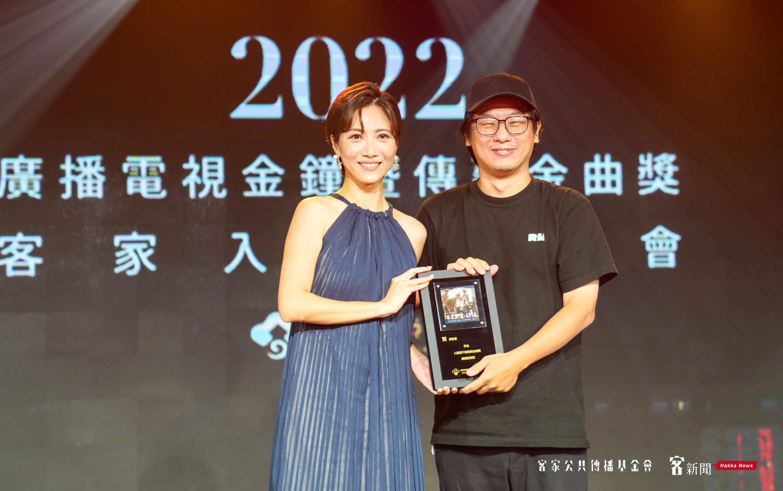 金鐘導演徐麗雯頒發入圍獎狀予金曲音樂人柯智豪。宋佩遙攝