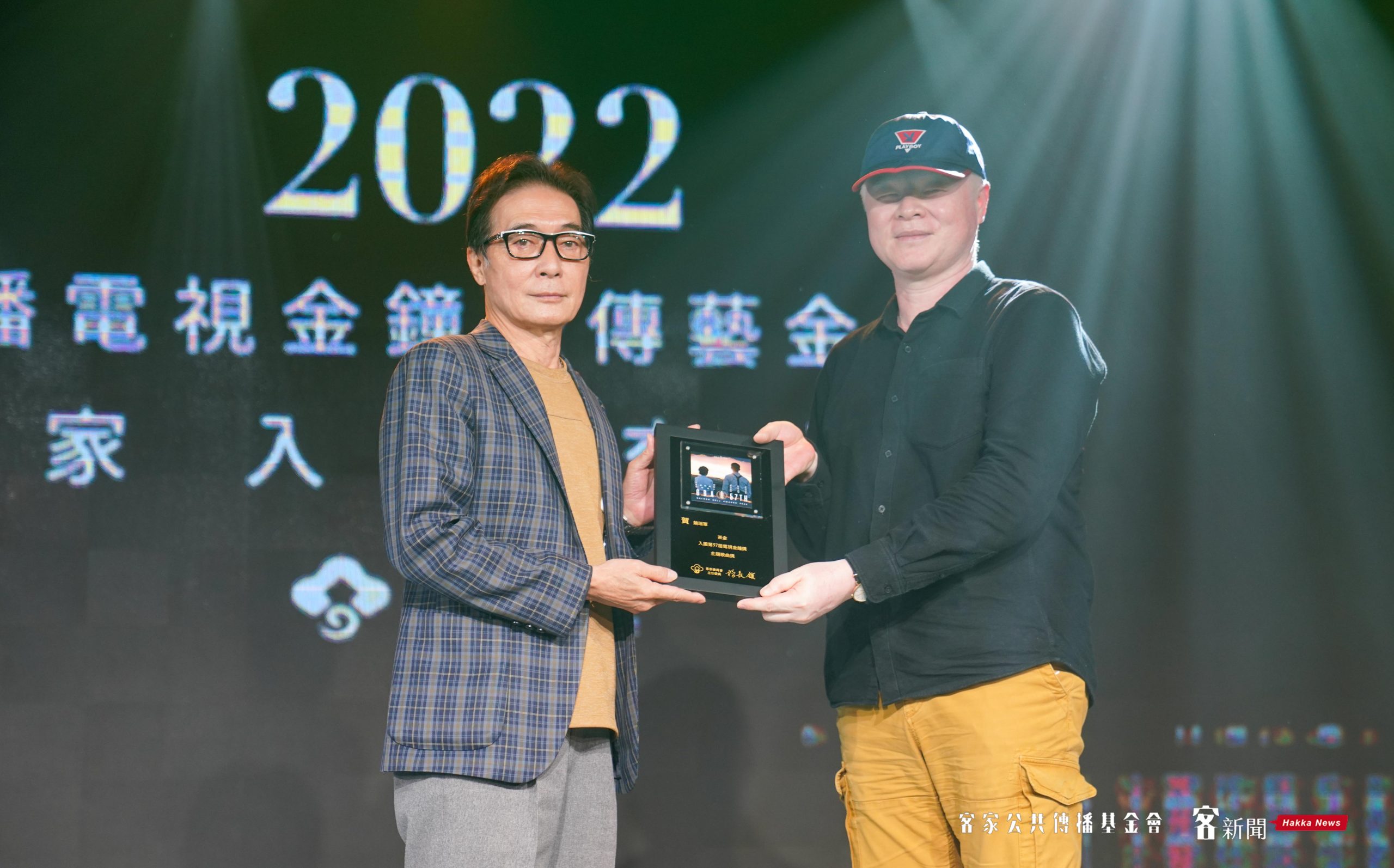 音樂人饒瑞軍(右)以《茶金》主題曲〈查有此人〉入圍第57屆電視金鐘獎主題歌曲獎。宋佩遙攝