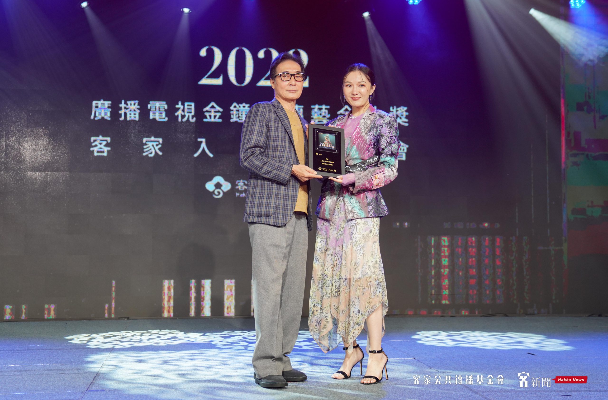 李杏以《茶金》夏老闆一角入圍電視金鐘獎戲劇節目女配角獎,自客舞會副主委鍾孔炤手中接過入無獎狀。宋佩遙攝