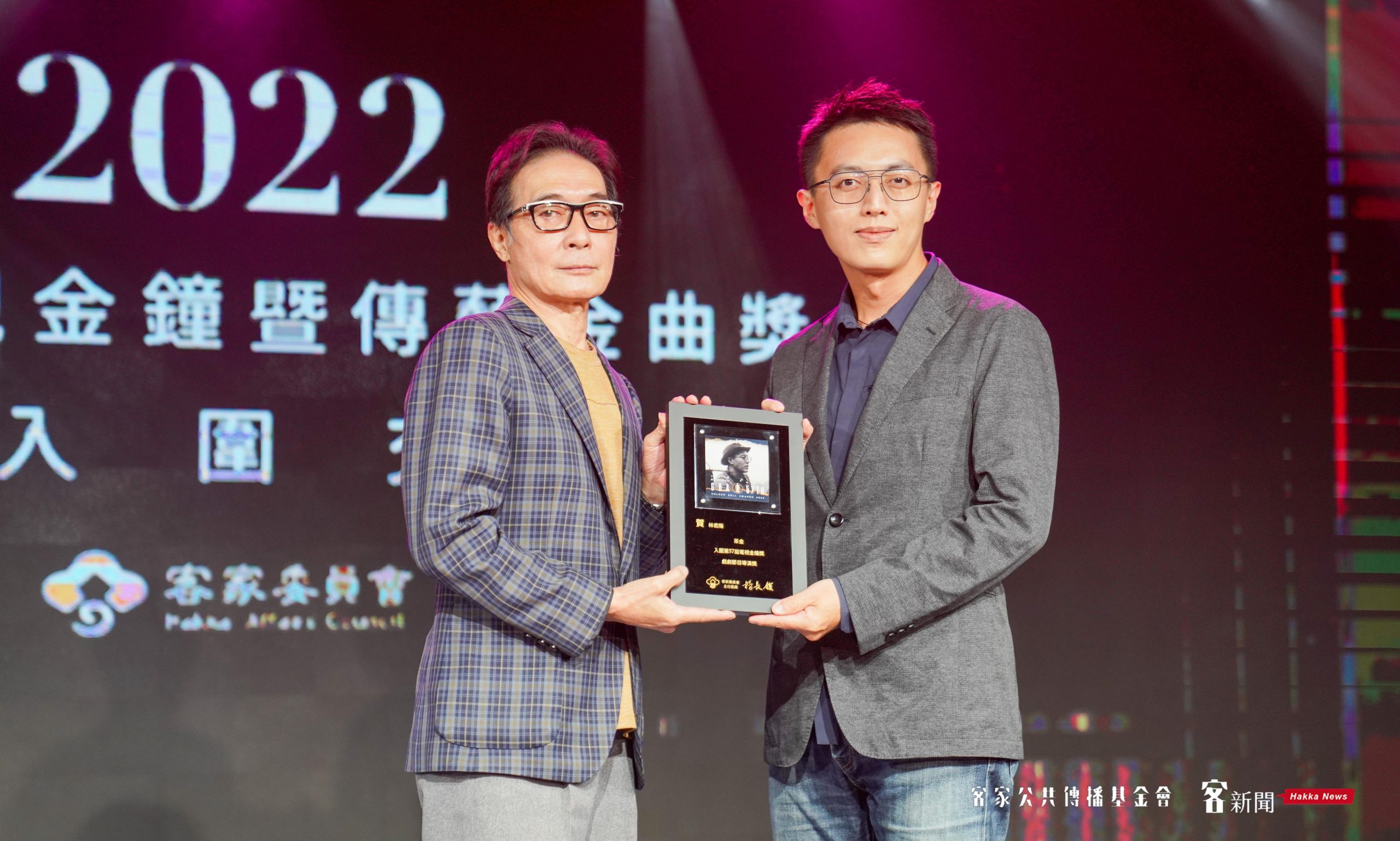 《茶金》導演林君陽(右)自客委會副主委鍾孔炤手中接過入圍獎狀。宋佩遙攝