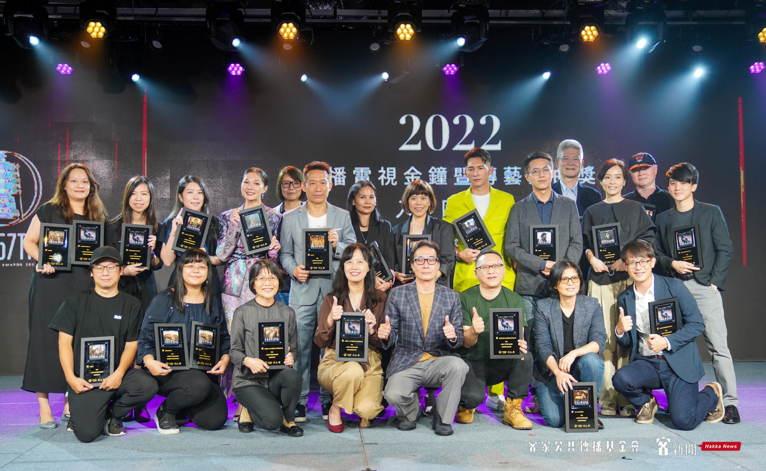 電視劇《茶金》入圍多達16個大獎,劇組上台領獎合照。宋佩遙攝