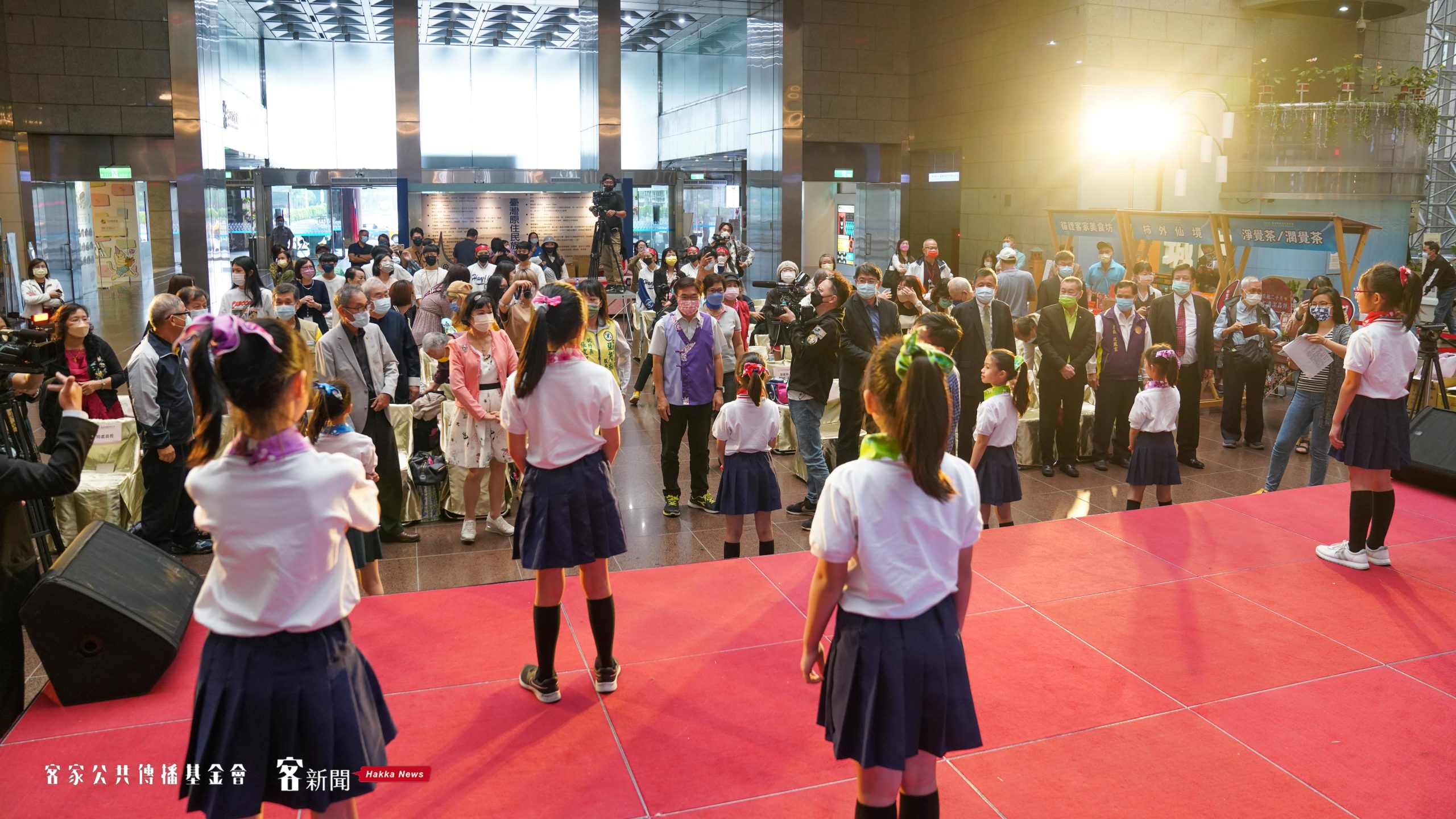 民生國小學生帶領全場貴賓一起唱跳「承蒙台北」主題曲。宋佩遙攝