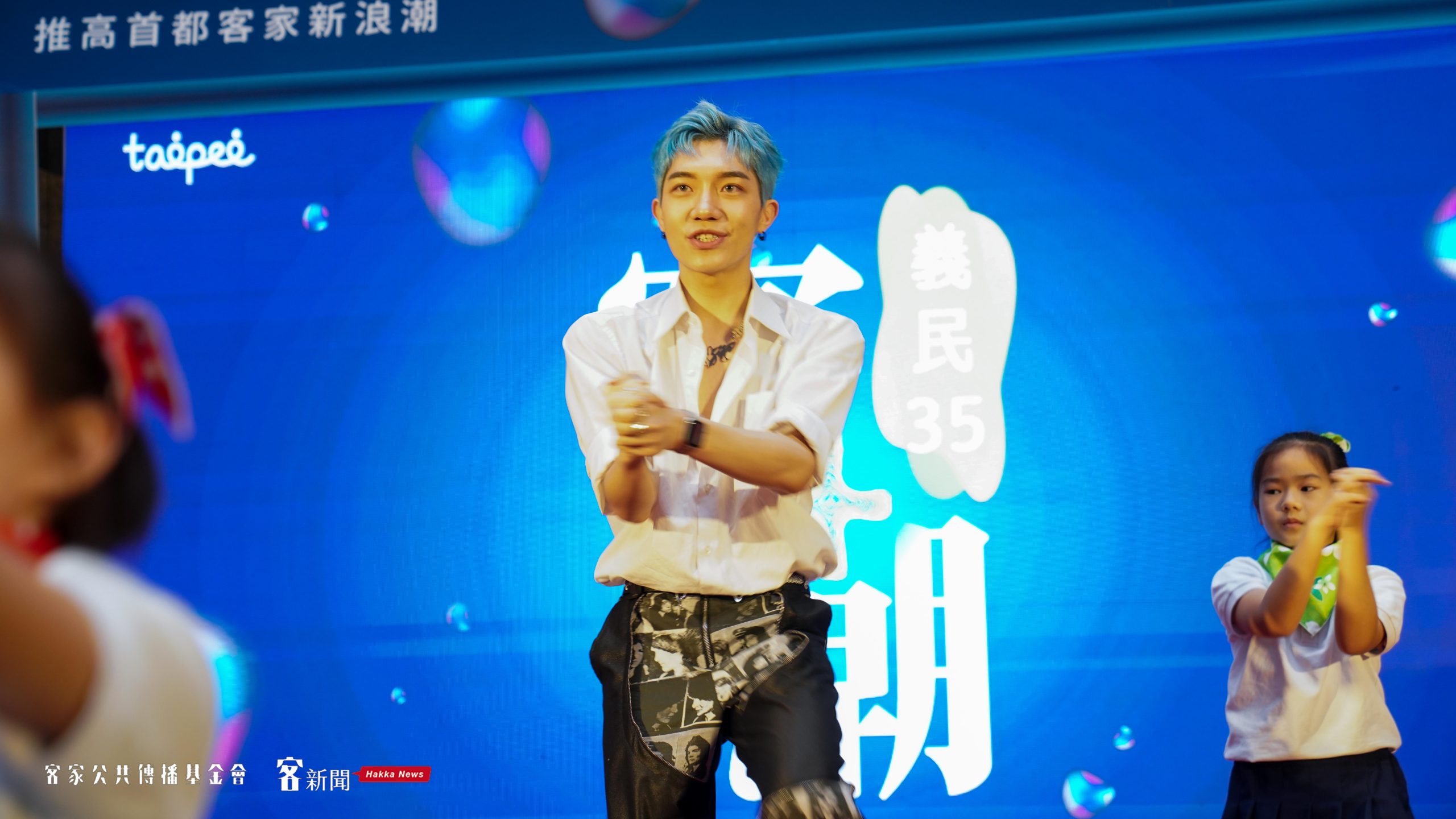 原子少年藍弟現身，與民生國小學生一起跳唱「承蒙台北」主題曲。宋佩遙攝