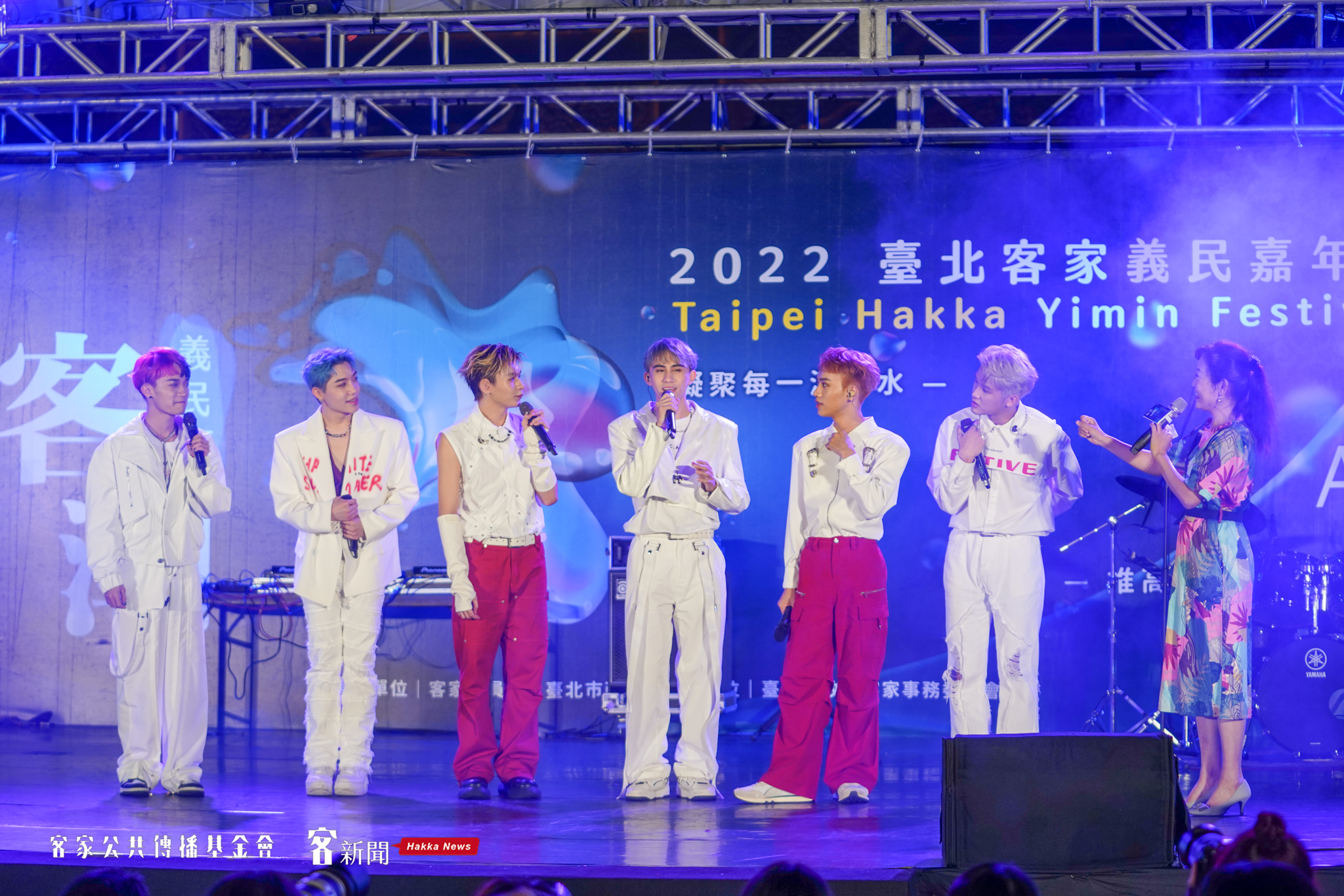 原子少年金星勁歌熱舞炒熱現場氣氛。宋佩遙攝。