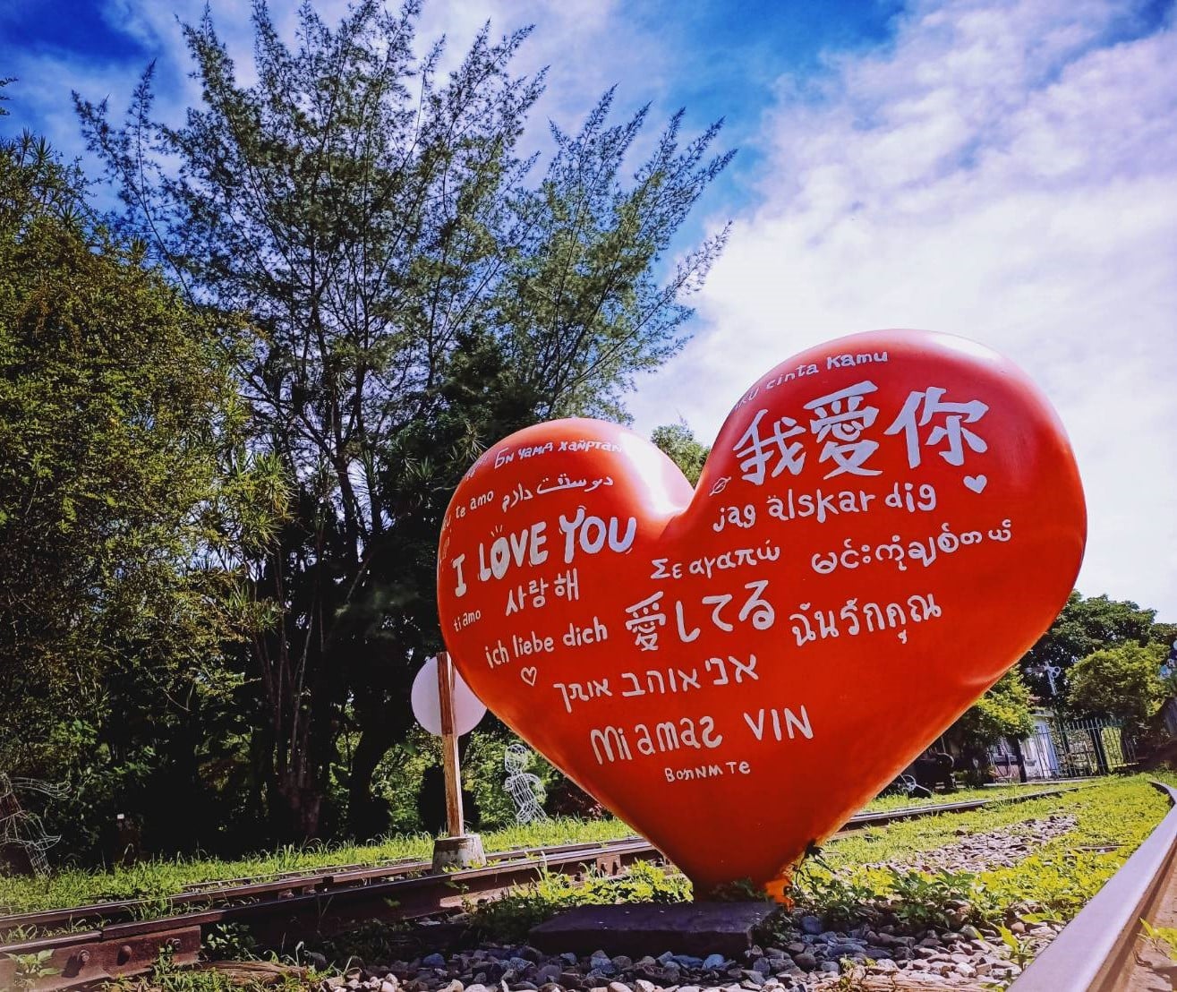 合興車站打卡地標「大愛心」,寫上各種語言的我愛你字樣,非常有戀愛之感。翻攝合興愛情車站粉專