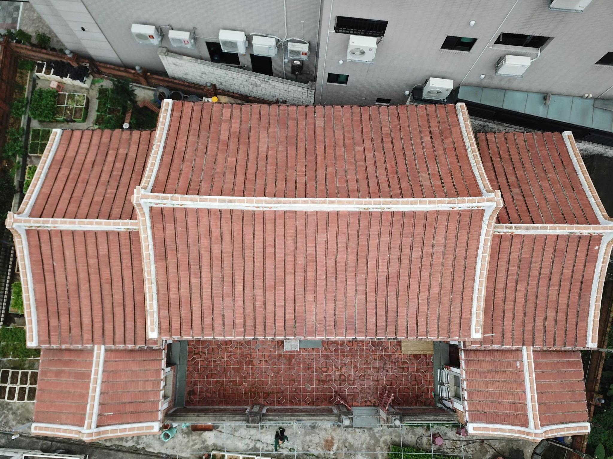 傳統客家建築的紅瓦屋頂。翻攝自傅明光司阜瓦作傳習粉絲團