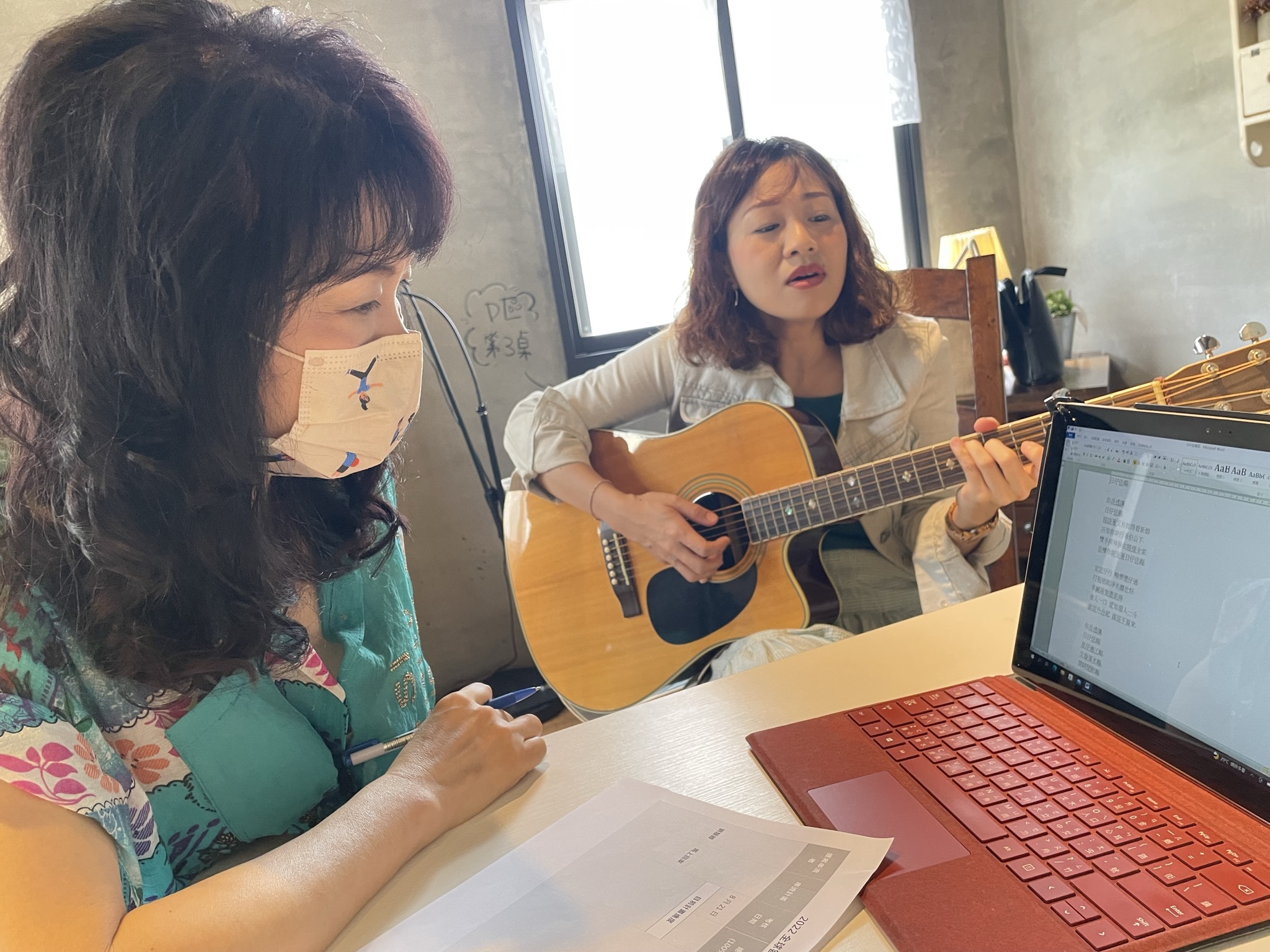 串流者劉慧卿以「馬上回家」為主題，創作客家歌曲。全球客家串流計畫提供