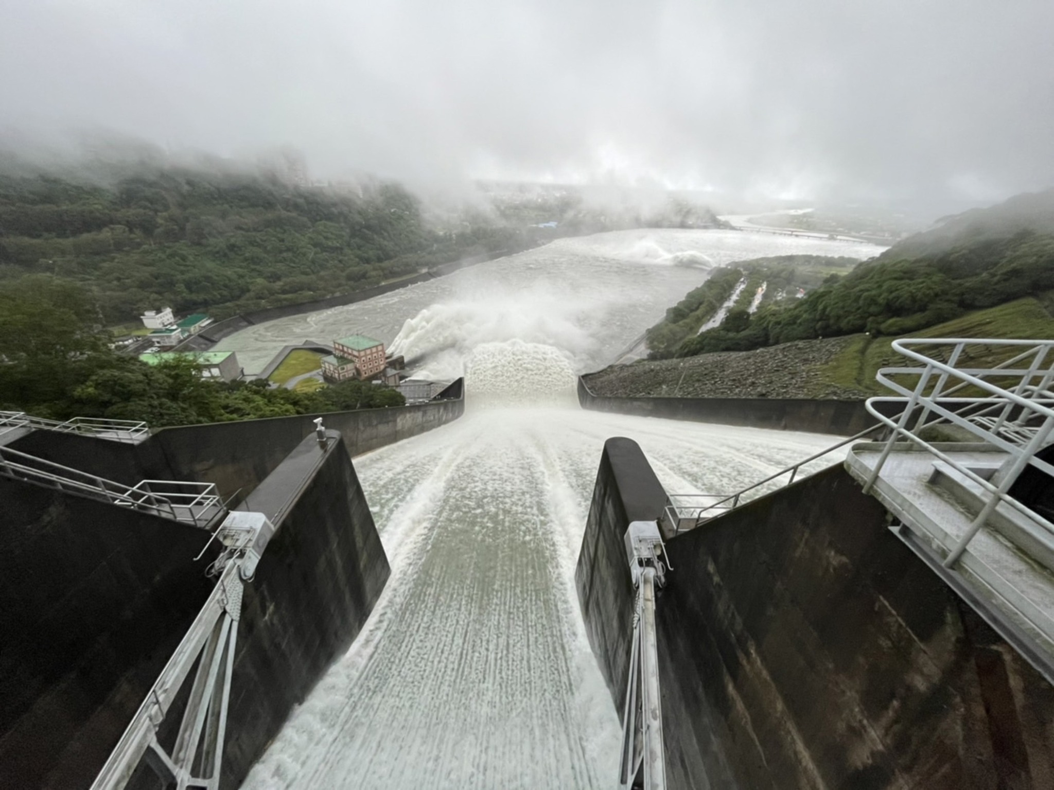 受東北季風及尼莎颱風環流交互作用的影響,石門水庫集水區大雨不斷,水位持續攀升,北區水資源局為安全考量,16日上午7時30分開啓溢洪道洩洪,呼籲民眾遠離河道。<br />(北區水資源局提供)中央社