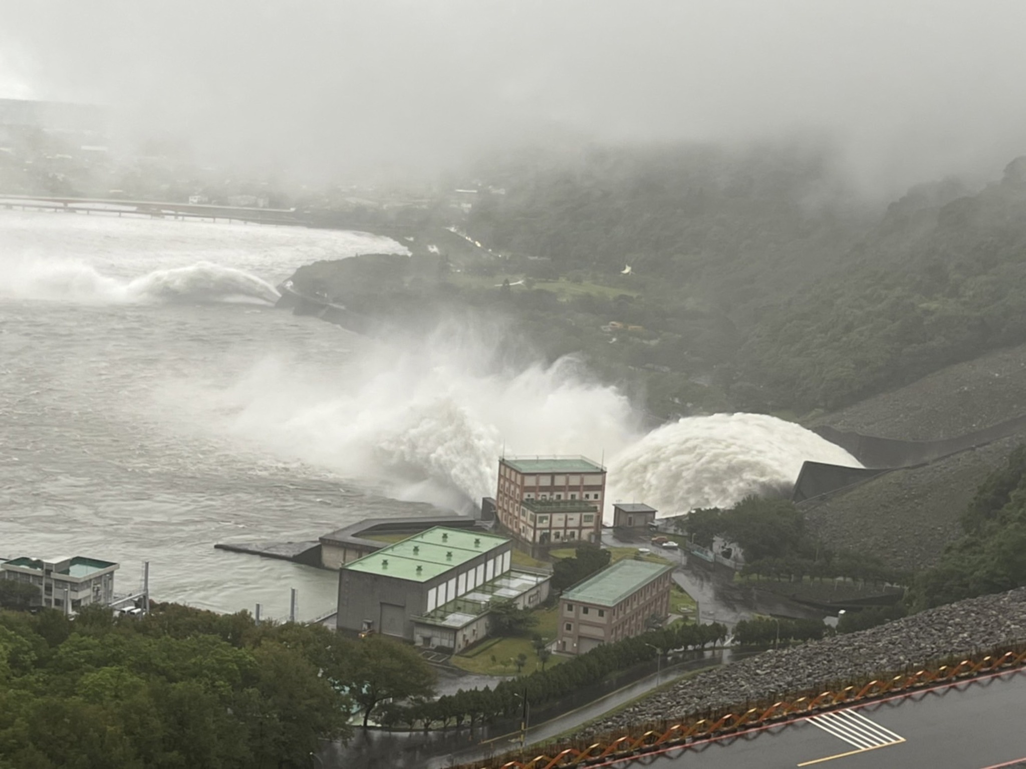 受東北季風及尼莎颱風環流交互作用的影響,石門水庫集水區大雨不斷,水位持續攀升,北區水資源局為安全考量,16日上午7時30分開啓溢洪道洩洪,呼籲民眾遠離河道。<br />(北區水資源局提供)中央社