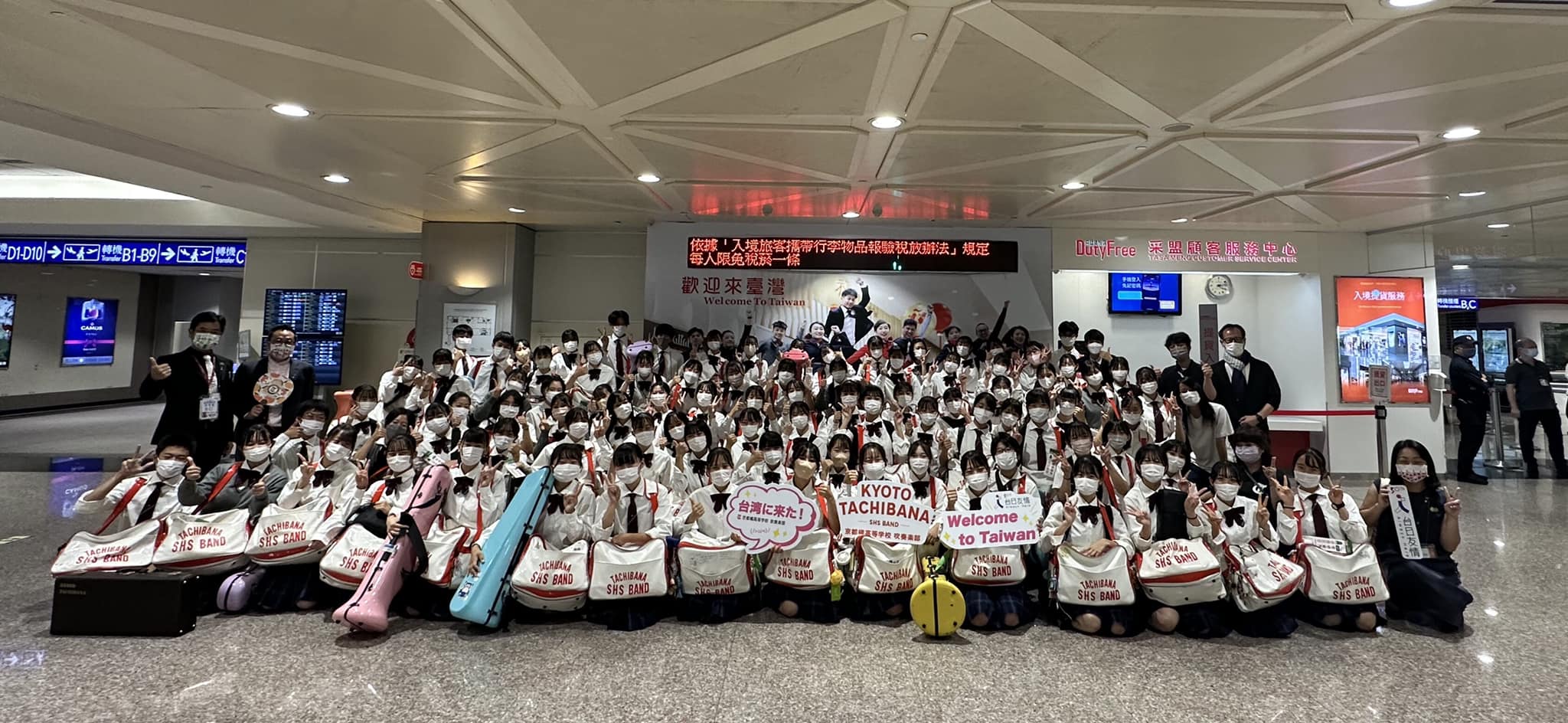 機組人員歡迎京都橘高校同學們的到來。日本台灣交流協會提供