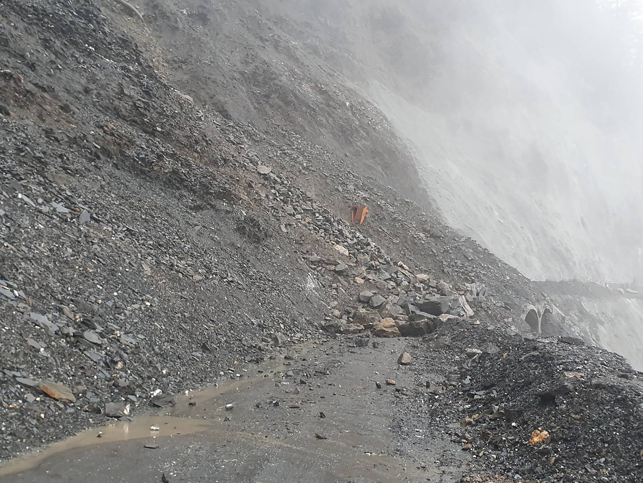 省道台8線中橫公路大禹嶺以東山區路段連日降雨,16日清晨117.4K關原災害搶修路段坍方、土石流,為兼顧用路人及搶修人員安全,暫時禁止通行。<br />(第四區養護工程處太魯閣工務段提供)中央社