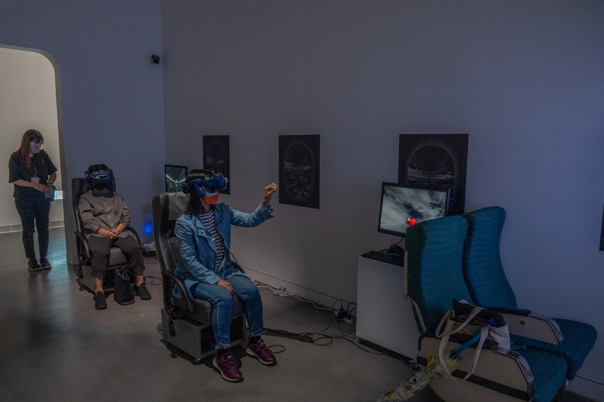 高美館展場內提供完整的設備，讓觀賞者體驗虛擬世界。高美館提供