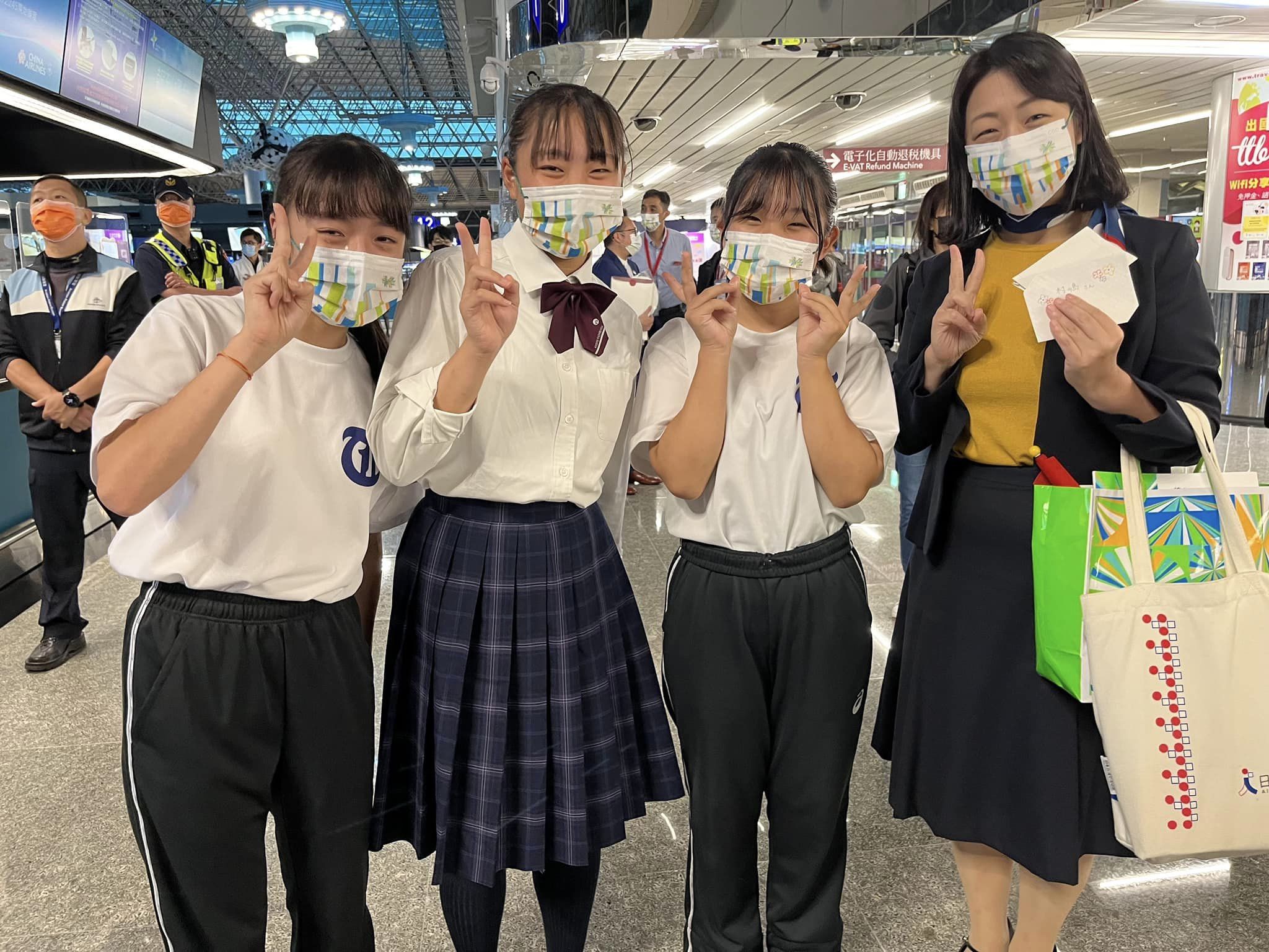 日本橘高校學生在國慶大會演出完後，便要趕回日本準備期中考。翻攝日本台灣交流協會臉書