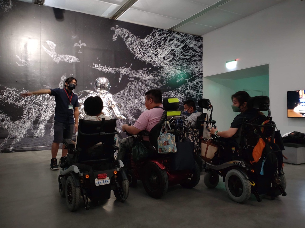 在展場的規劃上，特別考量身障人士的觀展體驗。翻攝黃心健粉絲專頁
