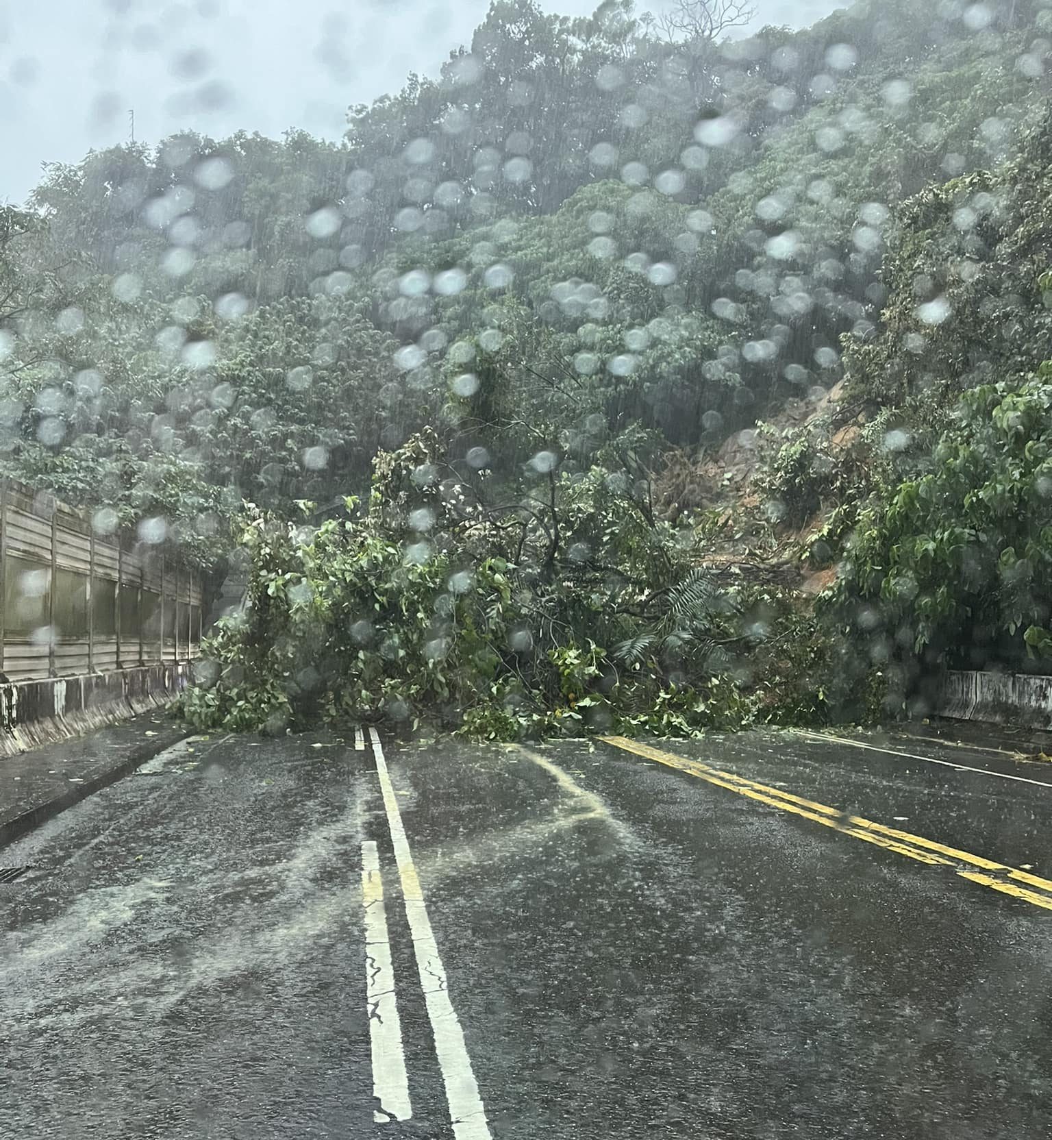 台北市內湖區康湖隧道發生土石崩落,民眾拍道路被土石堵住的畫面。翻攝「我是東湖人」社團