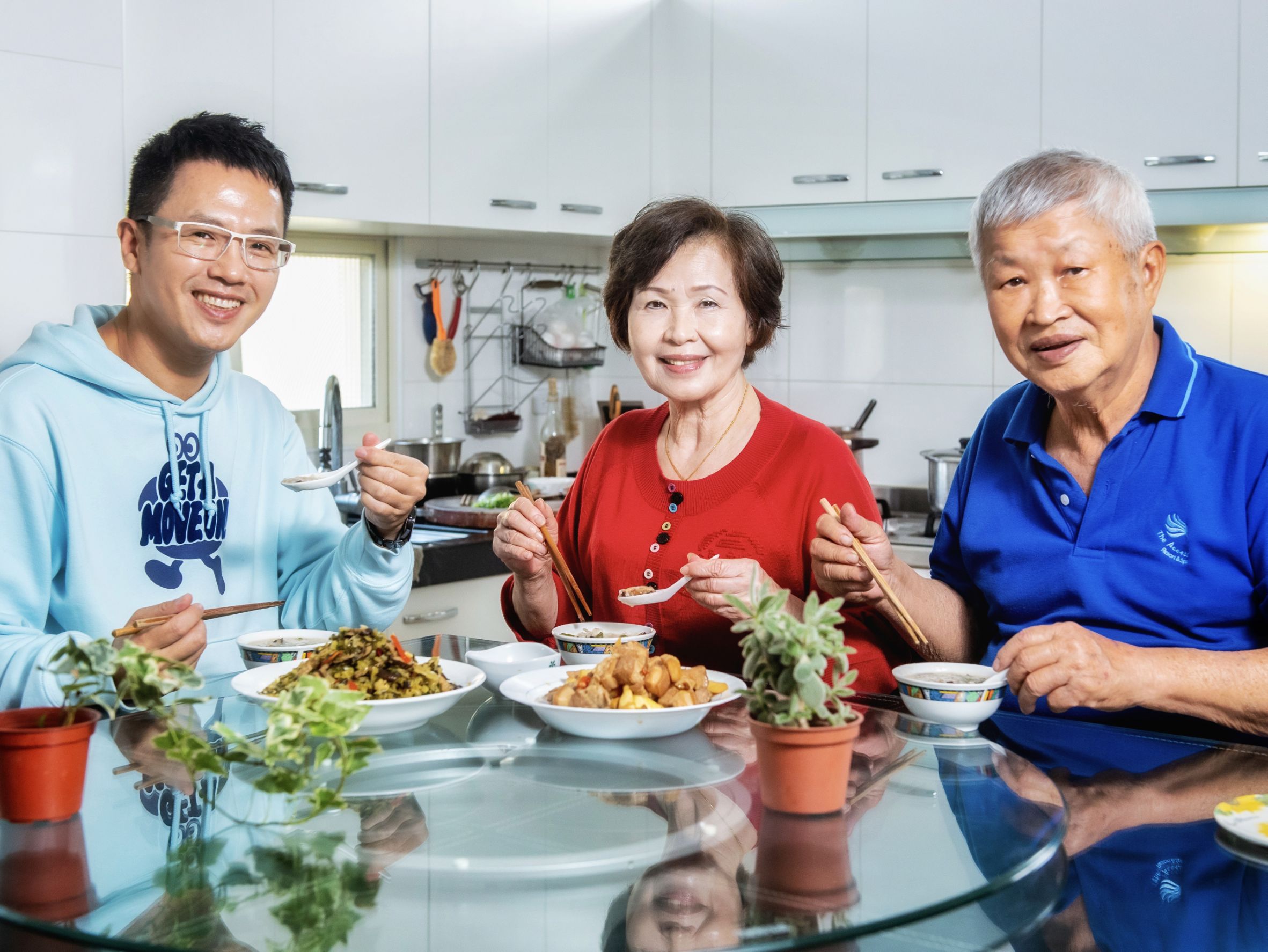溫士凱擁有作家、廣播主持人、專業學者、演講師、美食及文創美學講師等多重身份，於海內外傳播圈十分活躍，溫士凱的雙親十分支持他更感到與有榮焉。溫士凱提供
