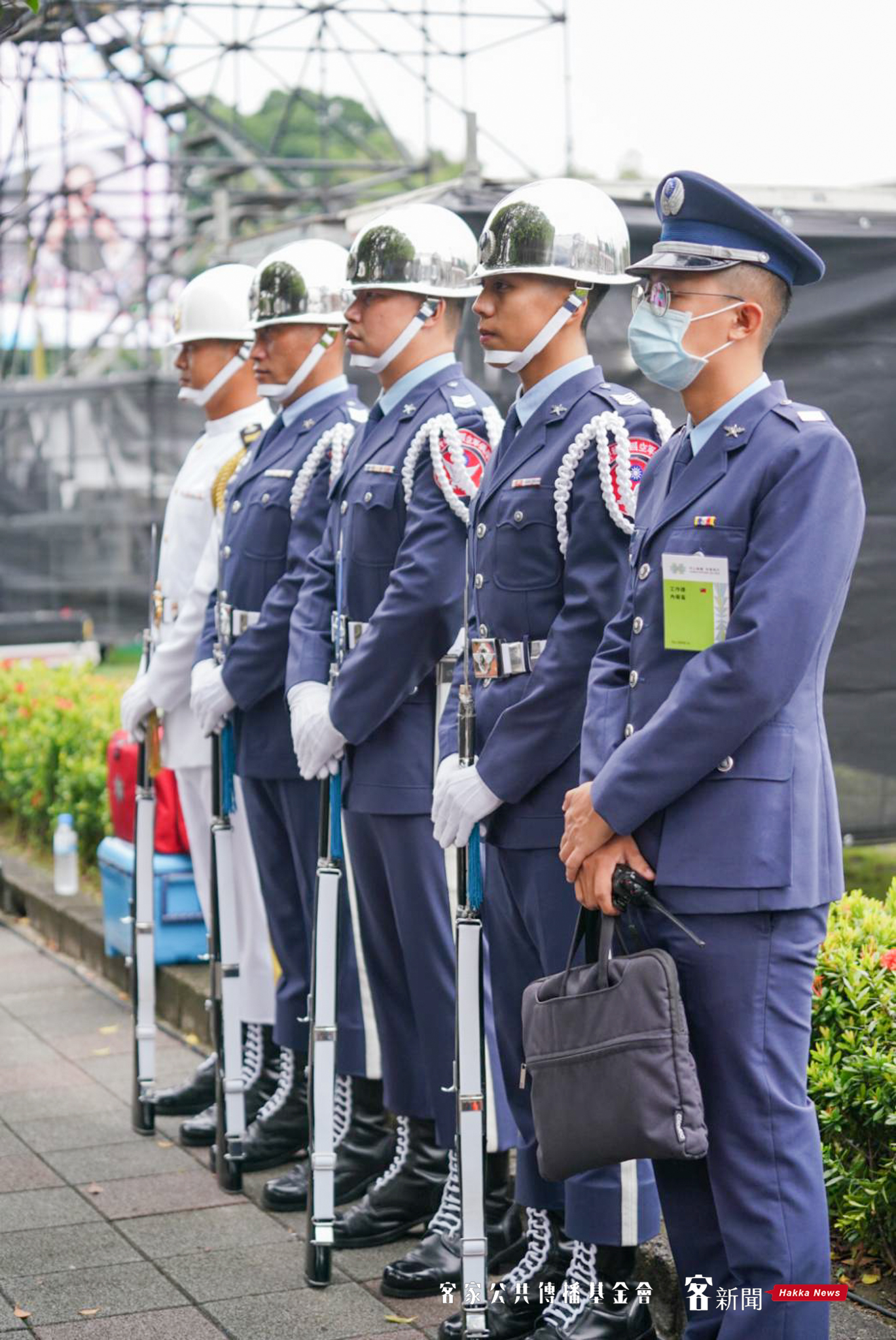 國軍儀隊成員在等待演出前聞風不動，相當不容易。洪俊傑攝