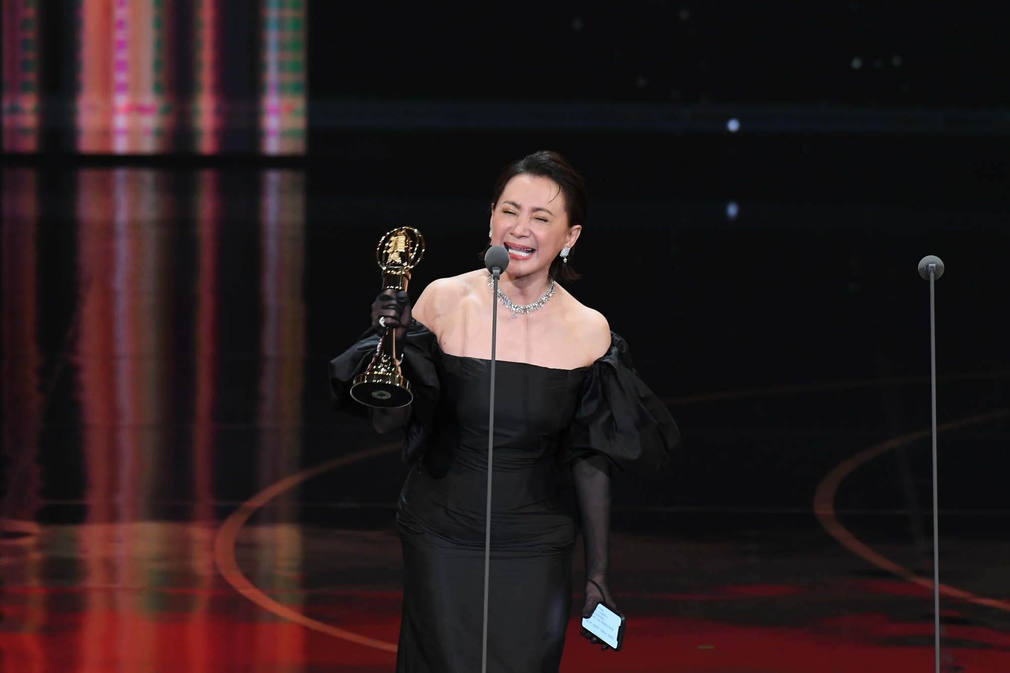 陳亞蘭以女性身分，演出《嘉慶君遊台灣》奪下金鐘戲劇節目男主角獎。三立電視提供