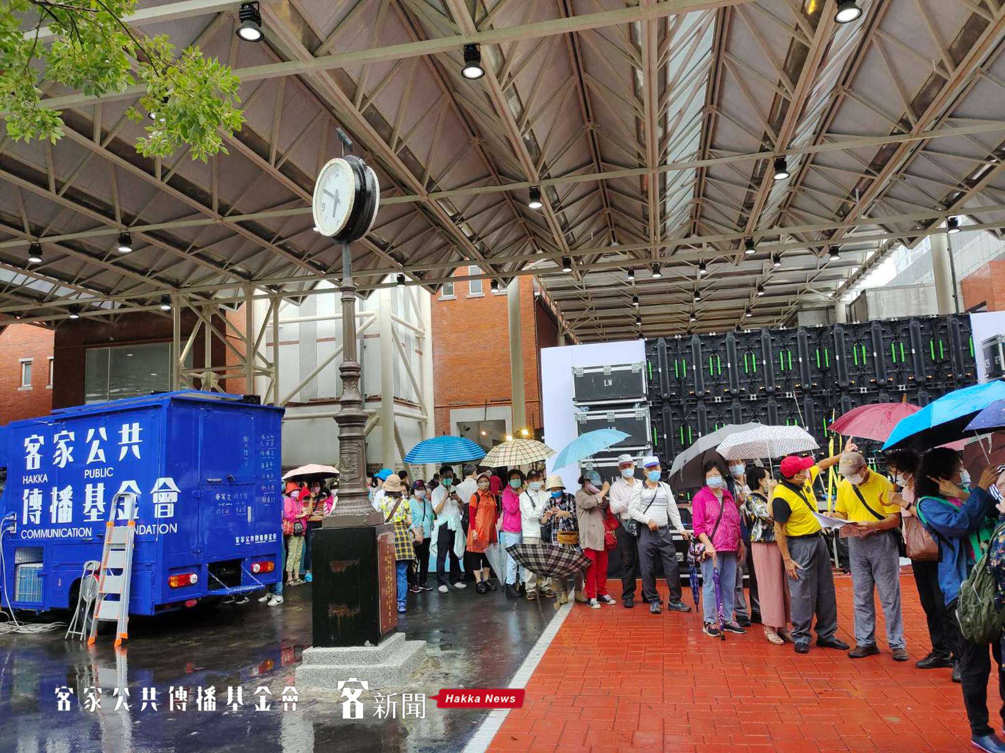 民眾無畏風雨，熱情排隊就是要一嚐客家鹹湯圓。蘇佑昇攝
