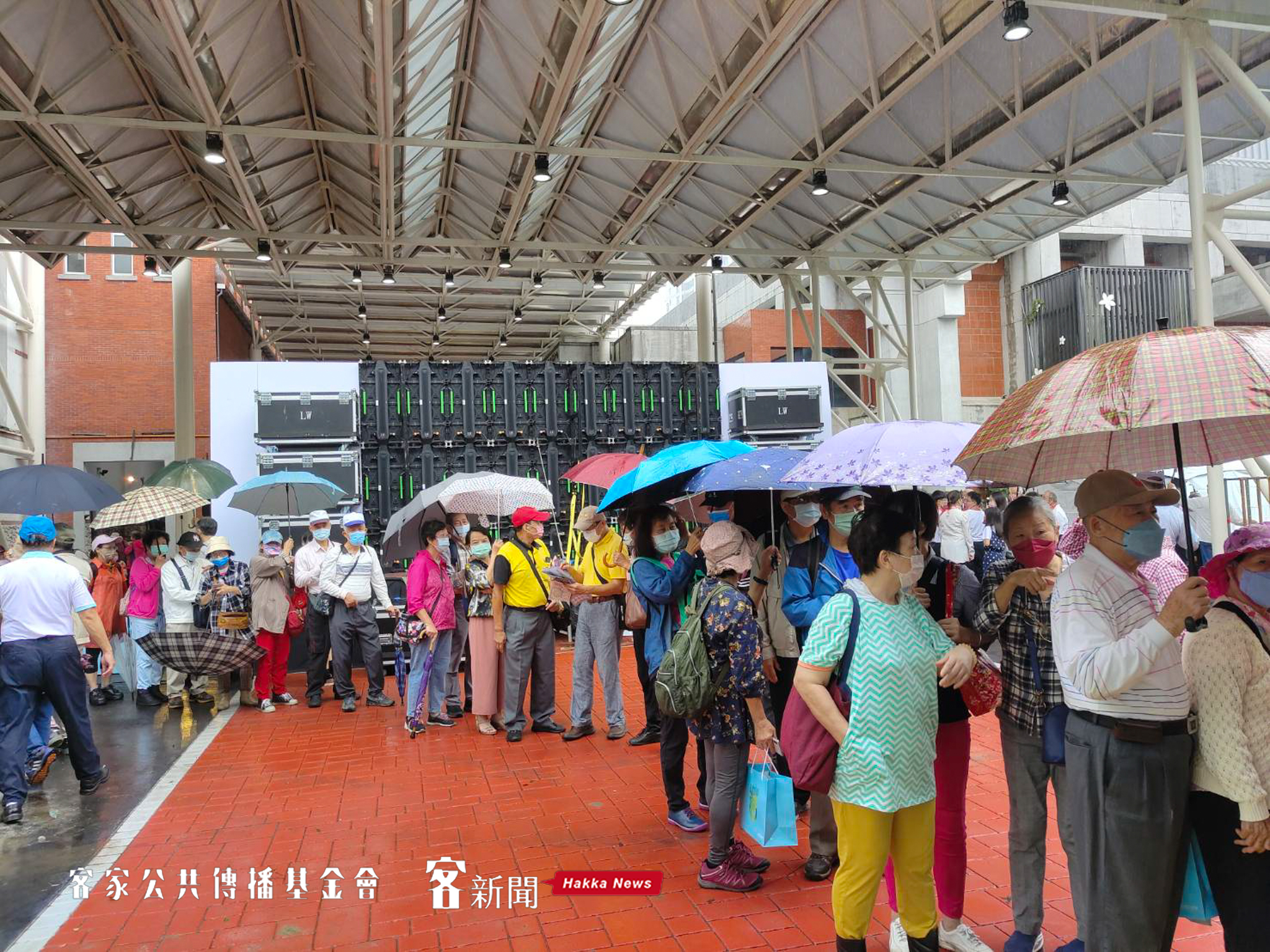 民眾熱情排隊要一嚐客家鹹湯圓。蘇佑昇攝
