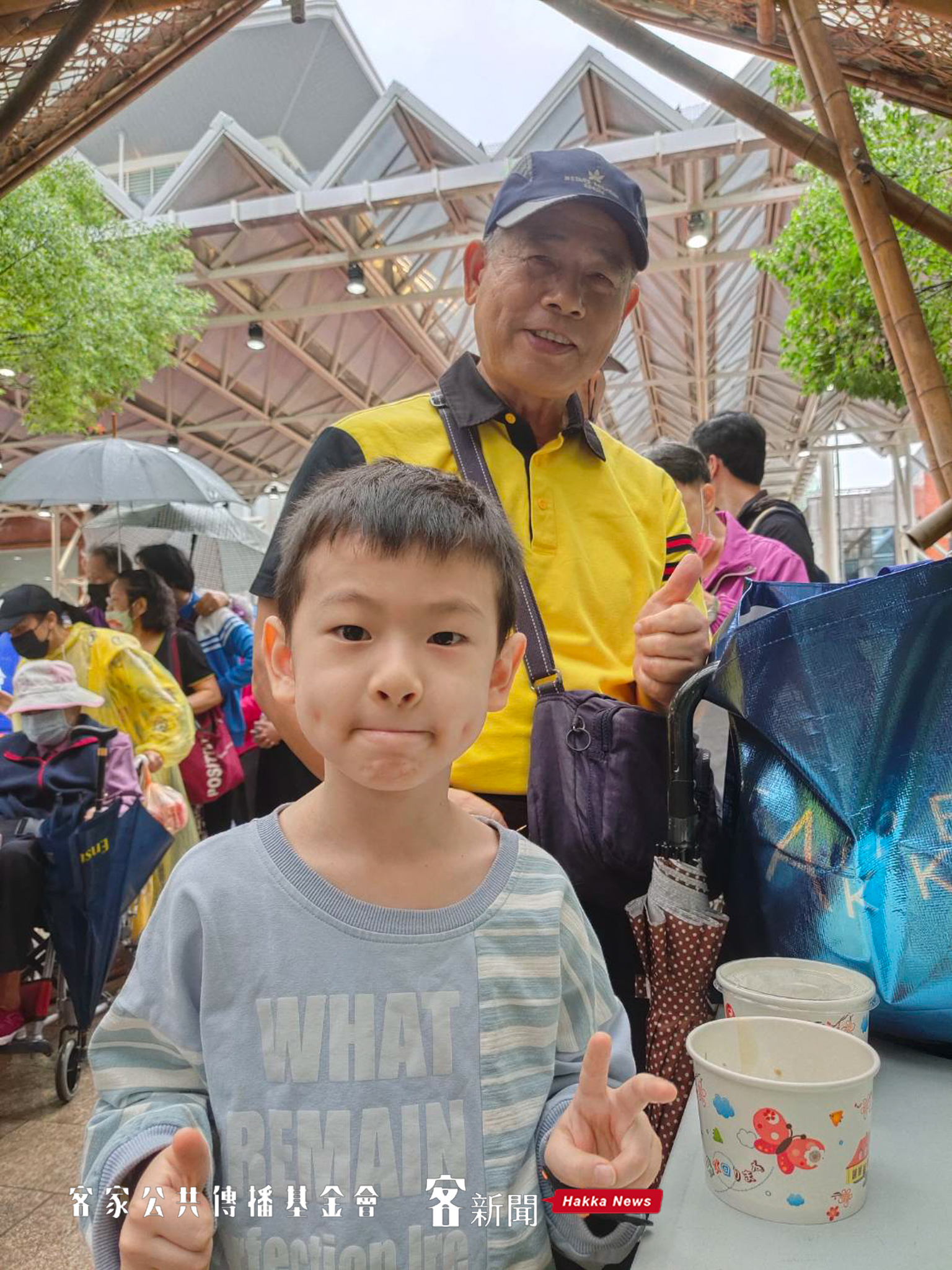 排隊到客家鹹湯圓的鄉親及小朋友，開心的吃完美食。蘇佑昇攝