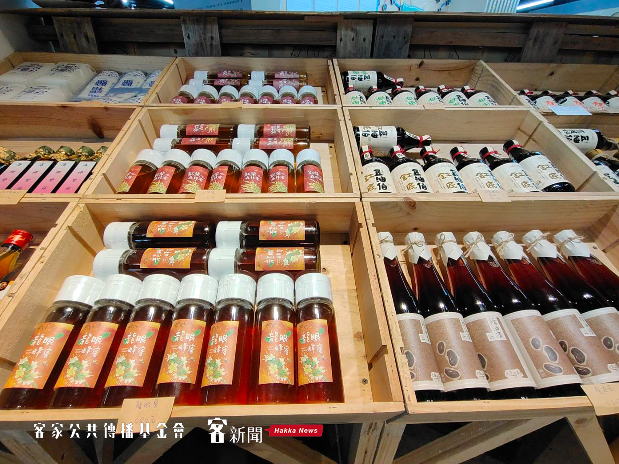 客家文化中心1樓設立客家農特產品快閃店，精選的產品十分豐富多元，快閃店只到明年1月15日。蘇佑昇攝