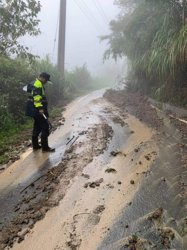 受颱風尼莎外圍環流及東北季風共伴效應影響,花蓮縣雨勢不斷,縣府發布快訊,全縣多處路段積水、樹木倒塌,呼籲民眾勿前往山區、海邊及溪邊,以保障自身安全。(民眾提供)中央社