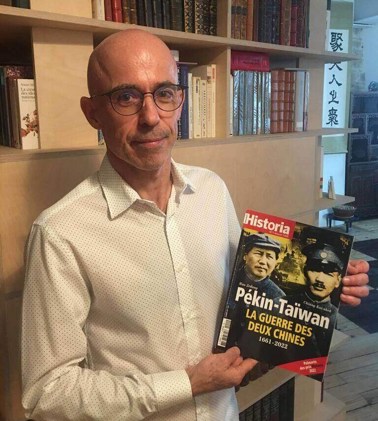 法國百年歷史雜誌Historia最新一期以台灣史為主軸,集結17篇系列專文。幕後推手台法文化獎得主高格孚說,想為法國大學新鮮人編寫台灣史入門讀物,從不同角度介紹台灣。(高格孚提供)中央社