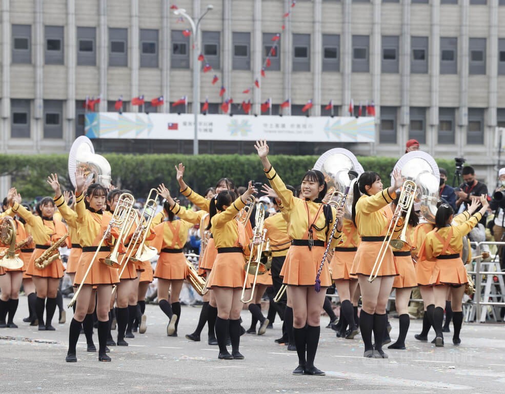 日本京都橘高校吹奏部踏著整齊步伐進場，並向台上觀眾揮手致意。中央社
