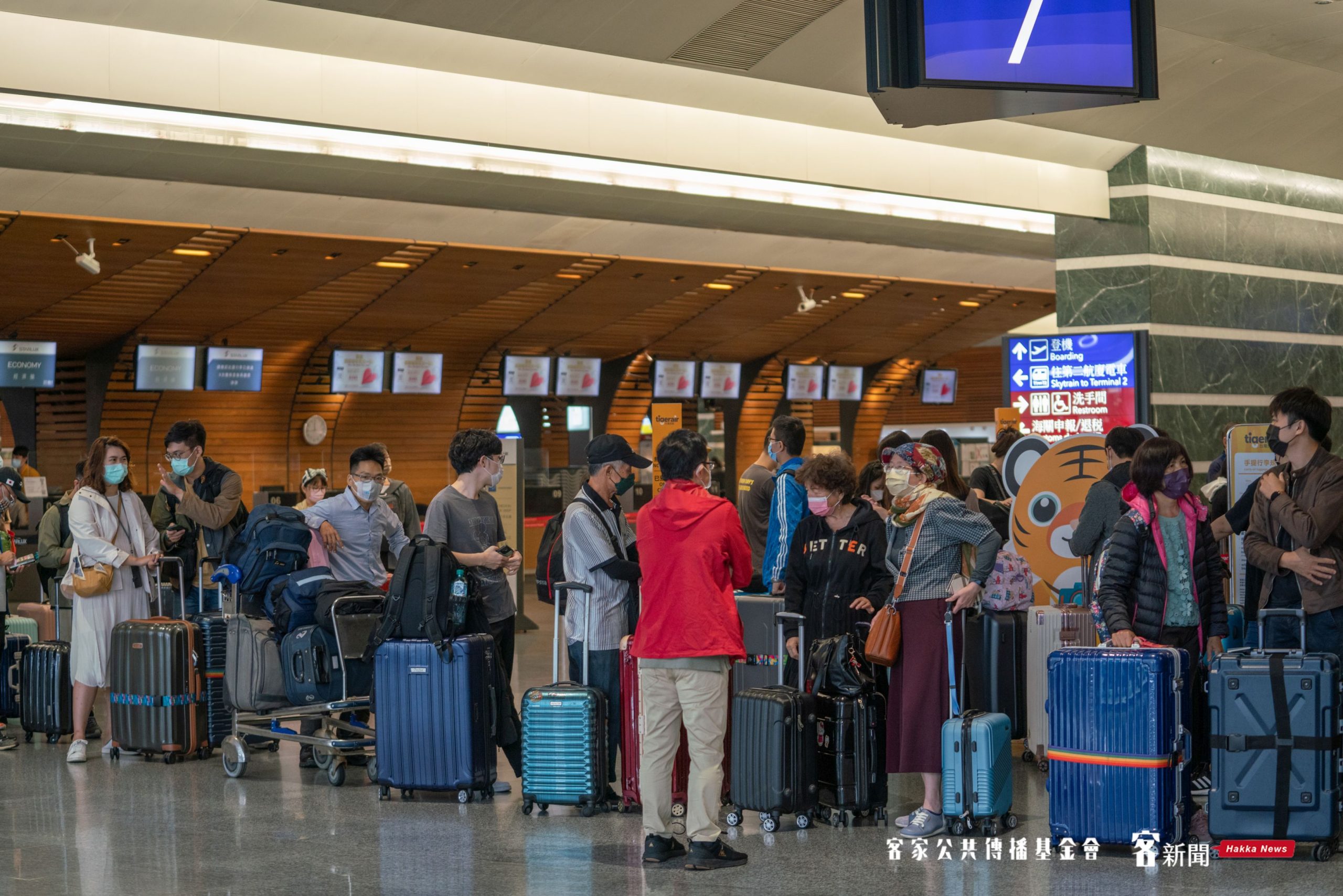 日本仍是國人旅遊首選之一，大批旅客正在櫃台排隊辦理登機手續。洪俊傑攝