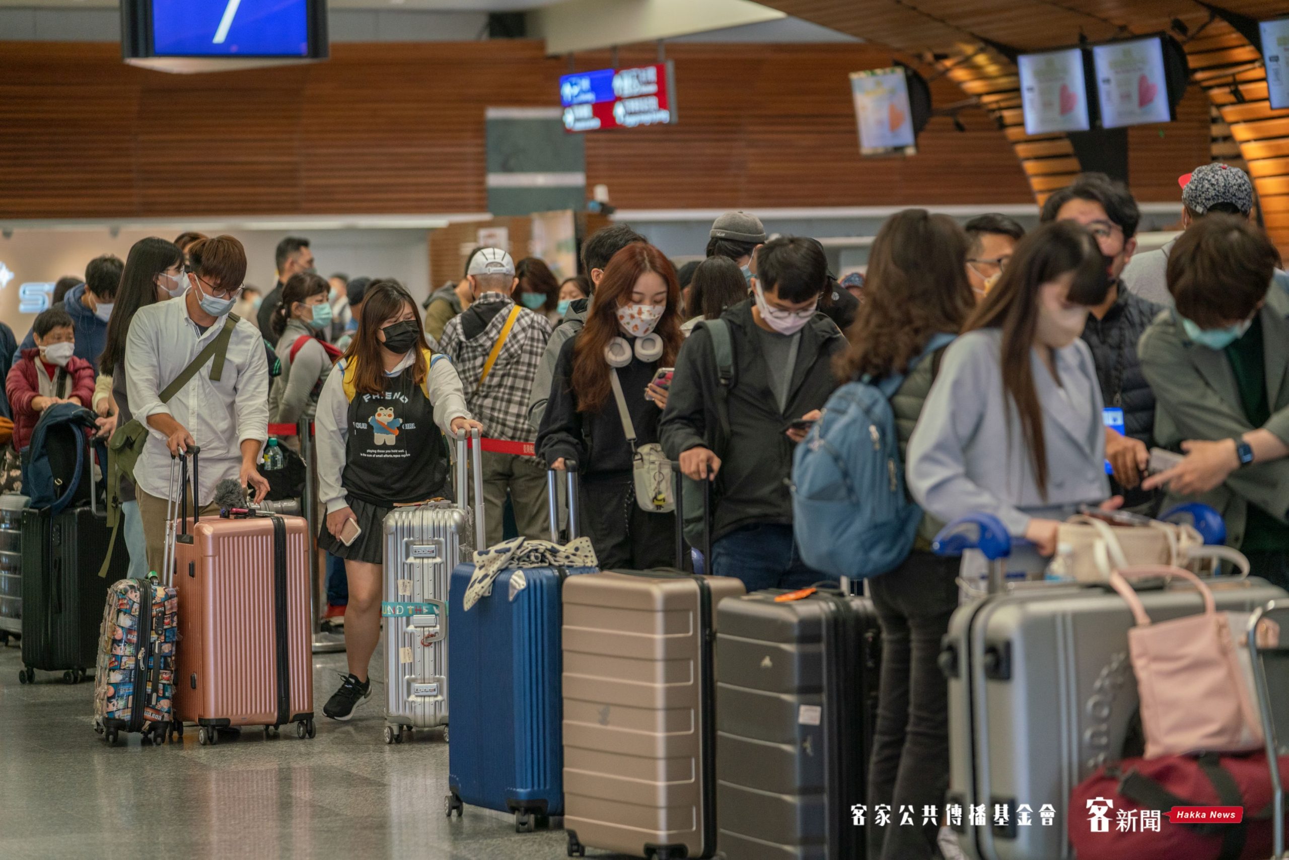 解封首日，桃園機場湧入相當多旅客，準備辦理登機手續。洪俊傑攝