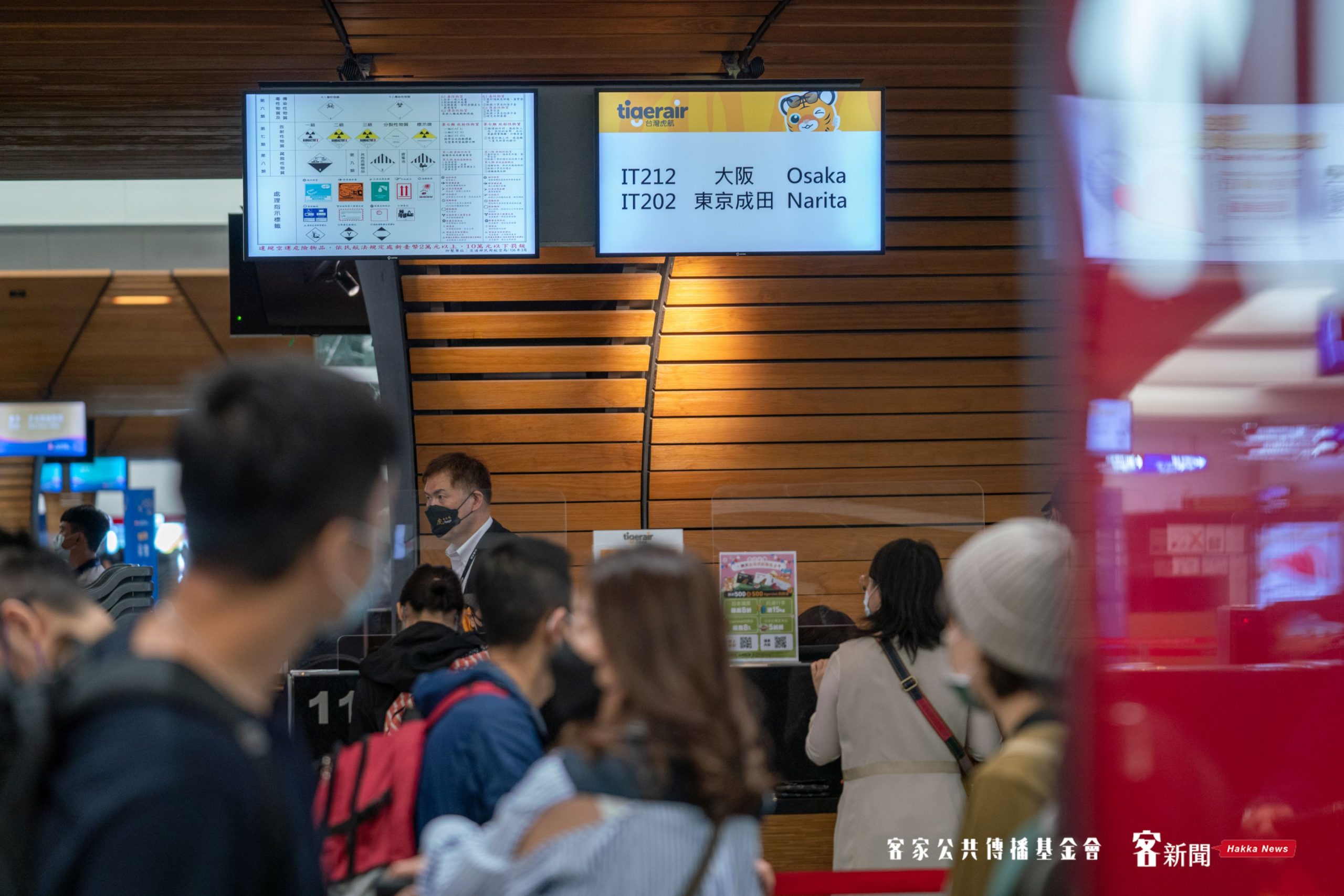 日本仍是國人旅遊首選之一，大批旅客正在櫃台排隊辦理登機手續。洪俊傑攝