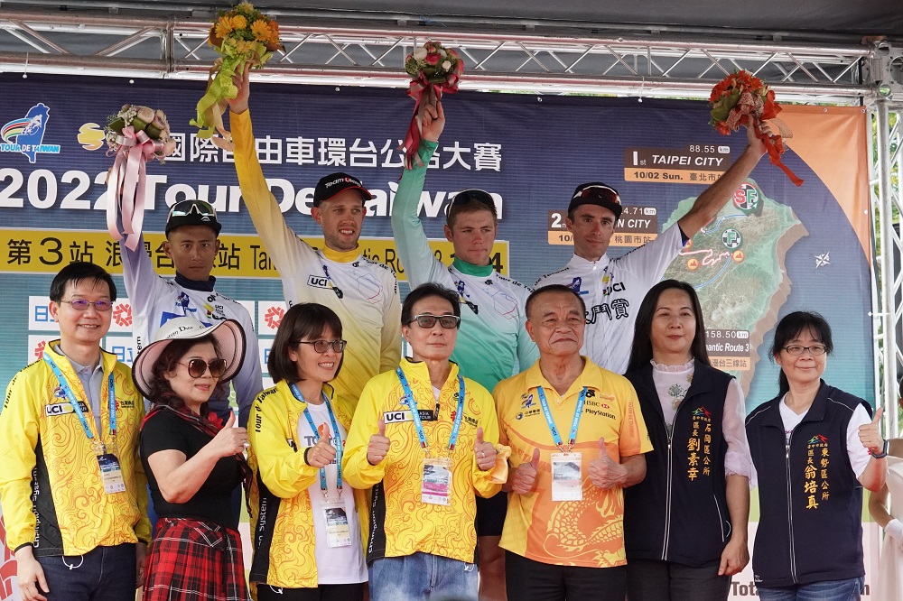 浪漫台三線站黃衫班傑明（後排左二）與其他獲獎者合影，後排左一為馮俊凱，前排中為客委會副主委鍾孔炤。蘇佑昇攝