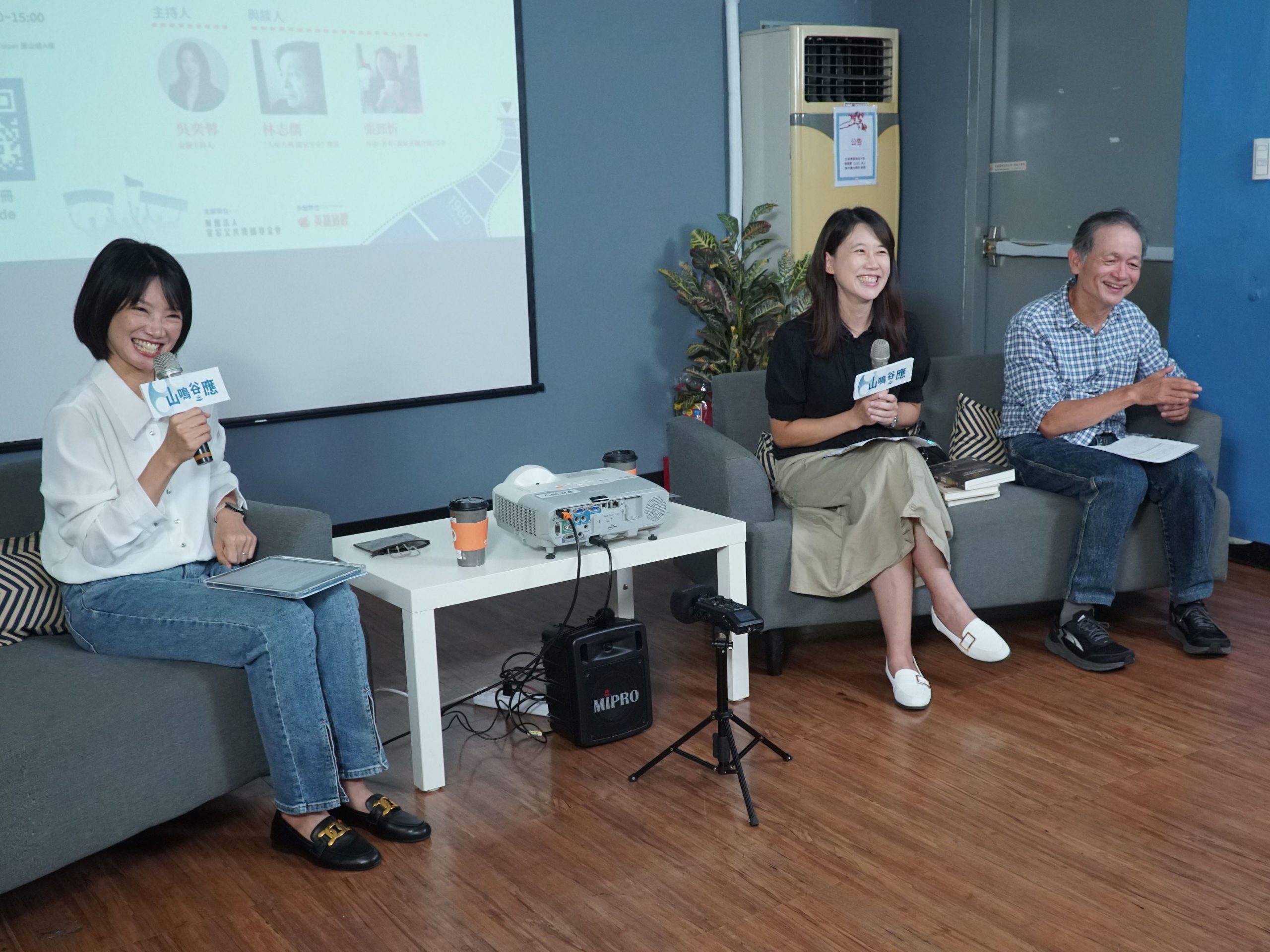 「山鳴谷應」講座邀請導演林志儒（右）、榮獲多項文學大獎的作家張郅忻（左）共同探討影視與文學作品的客家精神。客傳會提供