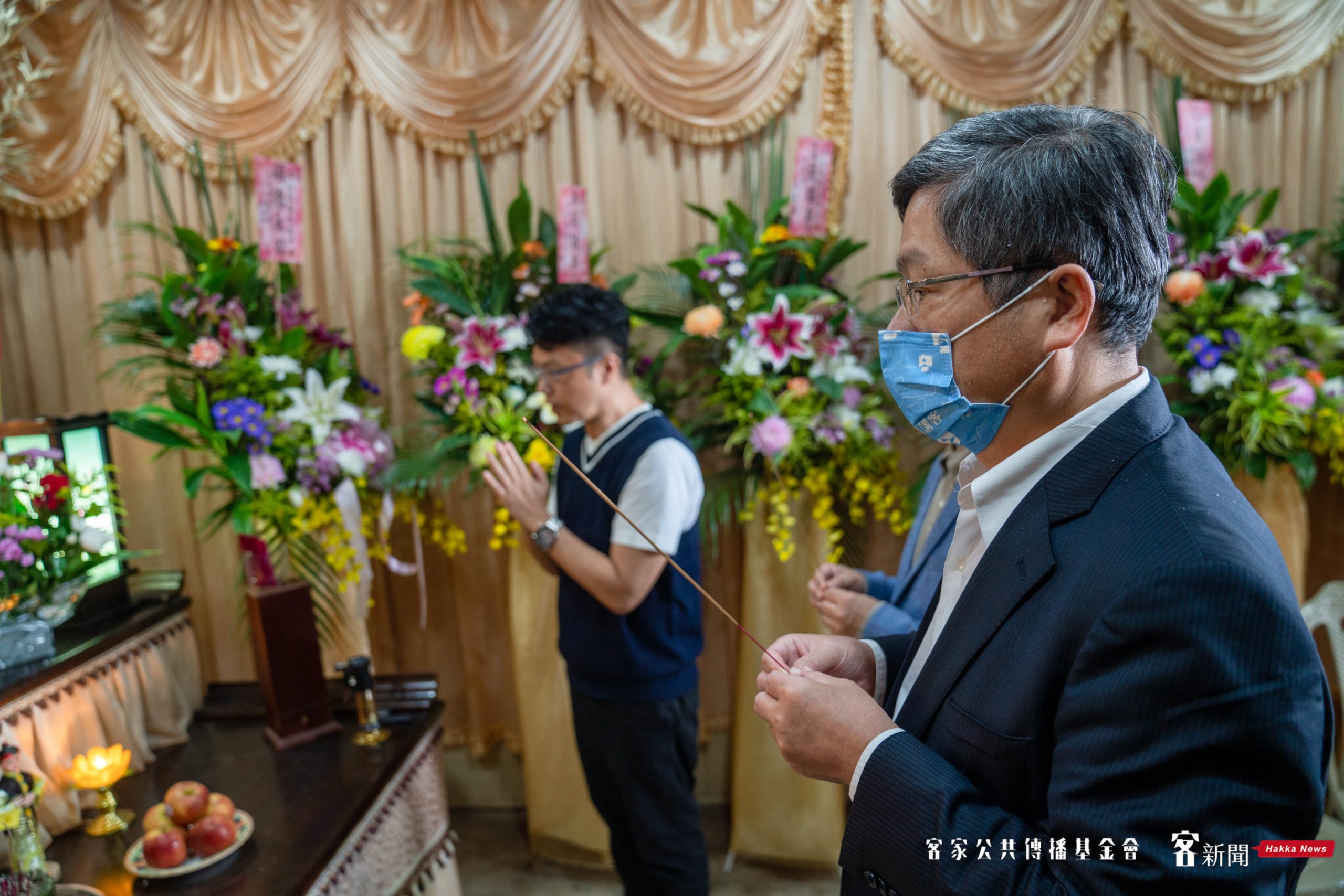 客委會主委楊長鎮（右）前往温老先生靈堂弔唁。范修語攝