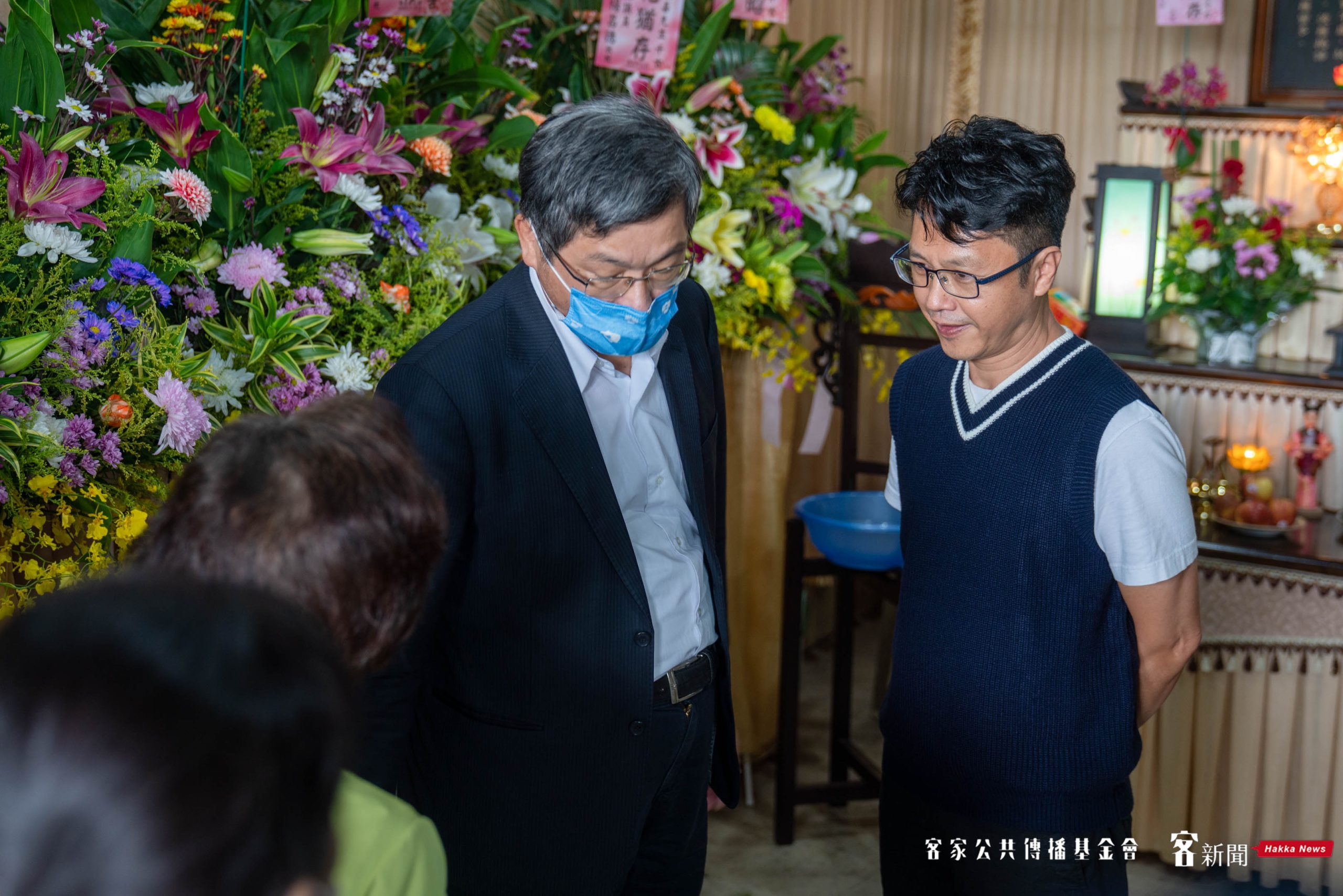 客委會主委楊長鎮（左）前往温老先生靈堂弔唁。范修語攝