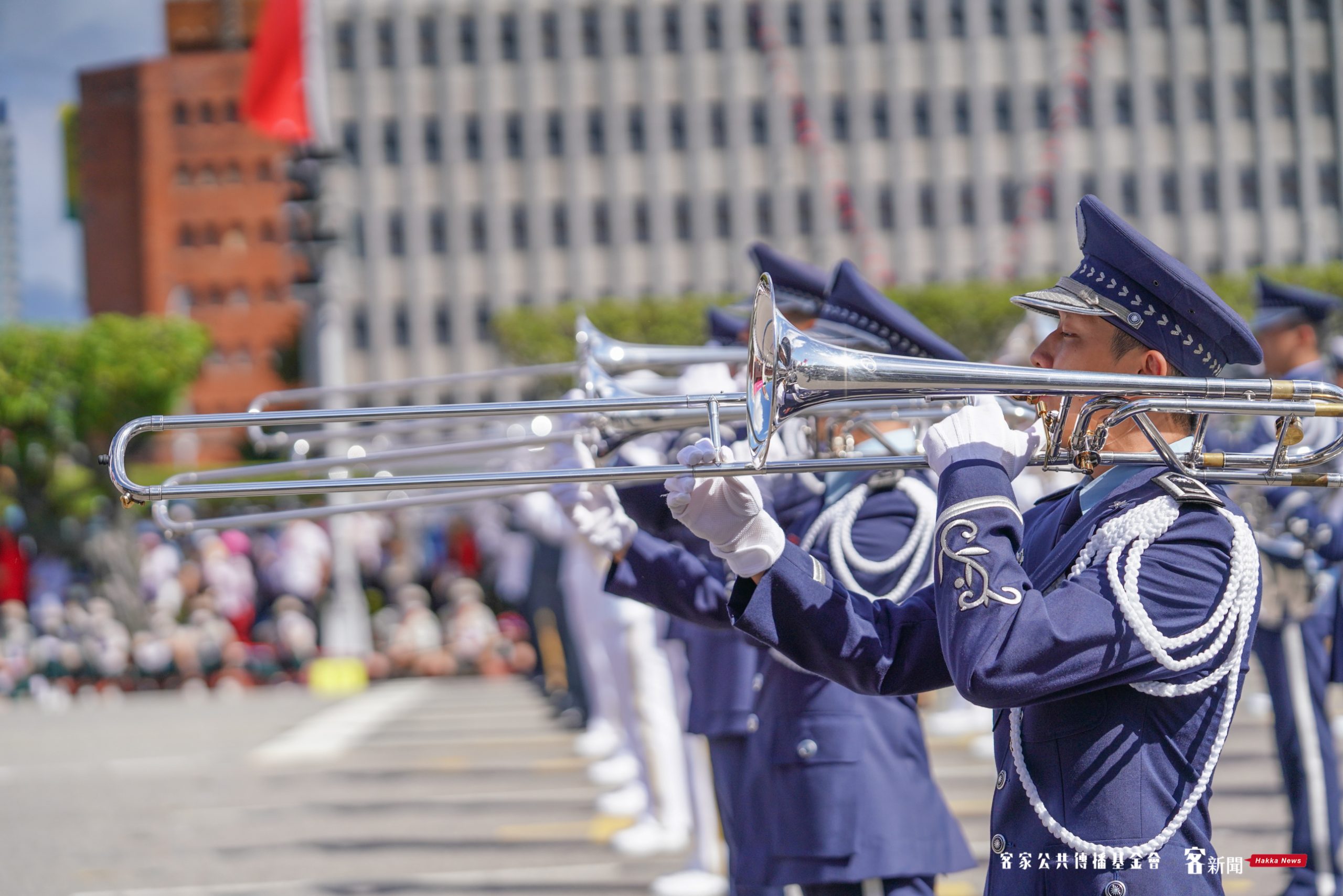 國家級軍樂隊，不畏炎熱天氣，在艷陽日下仍完美吹奏樂曲，圖為110年國慶典禮。客傳會資料畫面