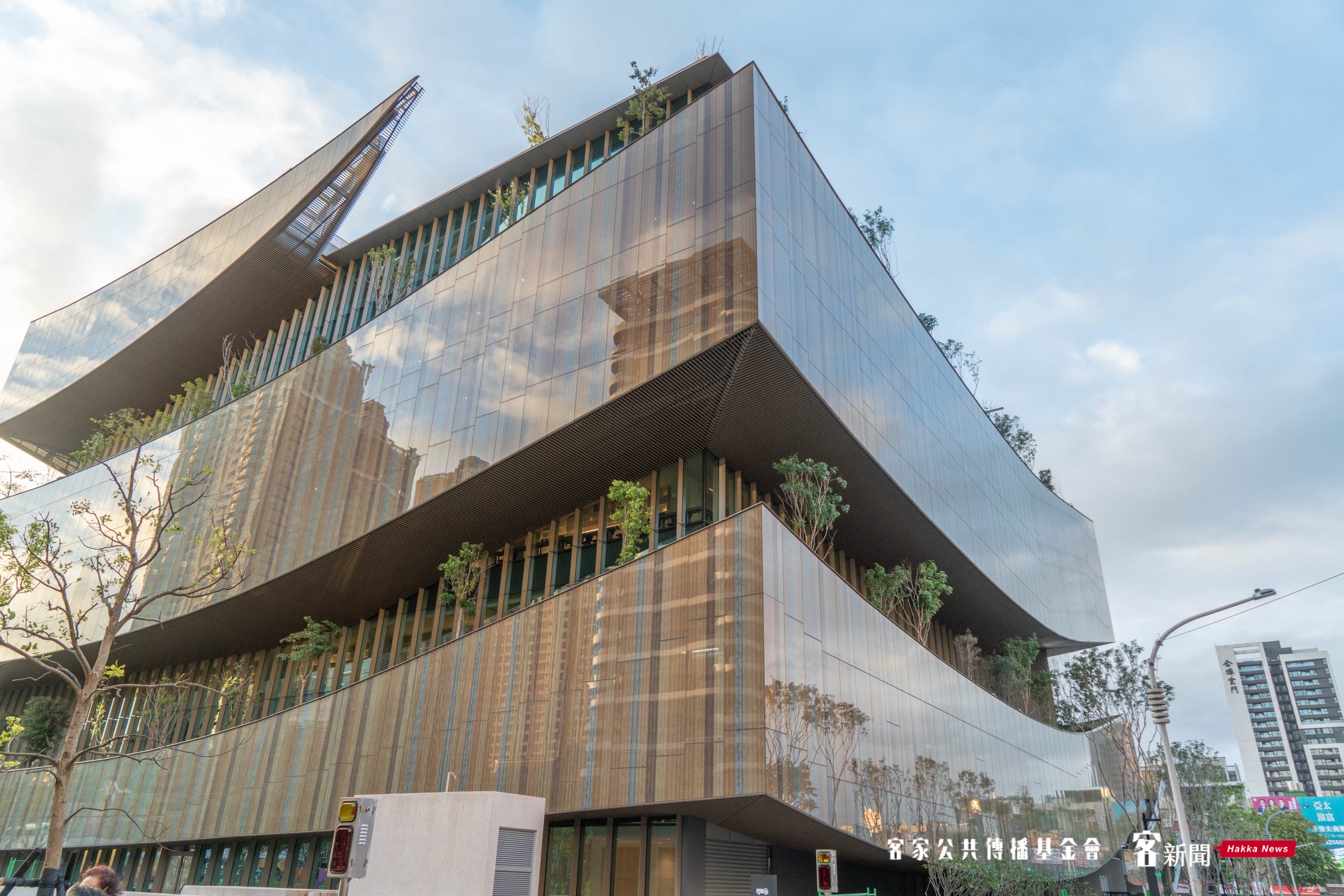 桃市總圖新館牆外種滿許多植物,綠意盎然象徵強大生命力。洪俊傑攝