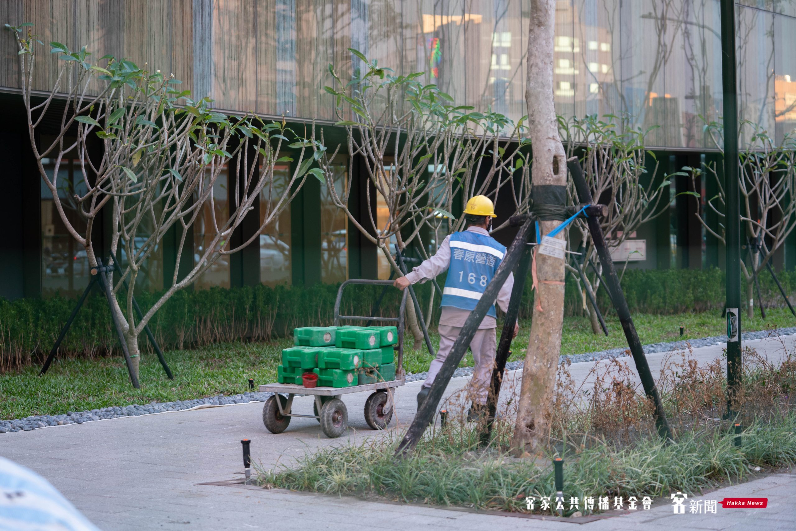 現場施工人員正如火如荼的進行施工。洪俊傑攝