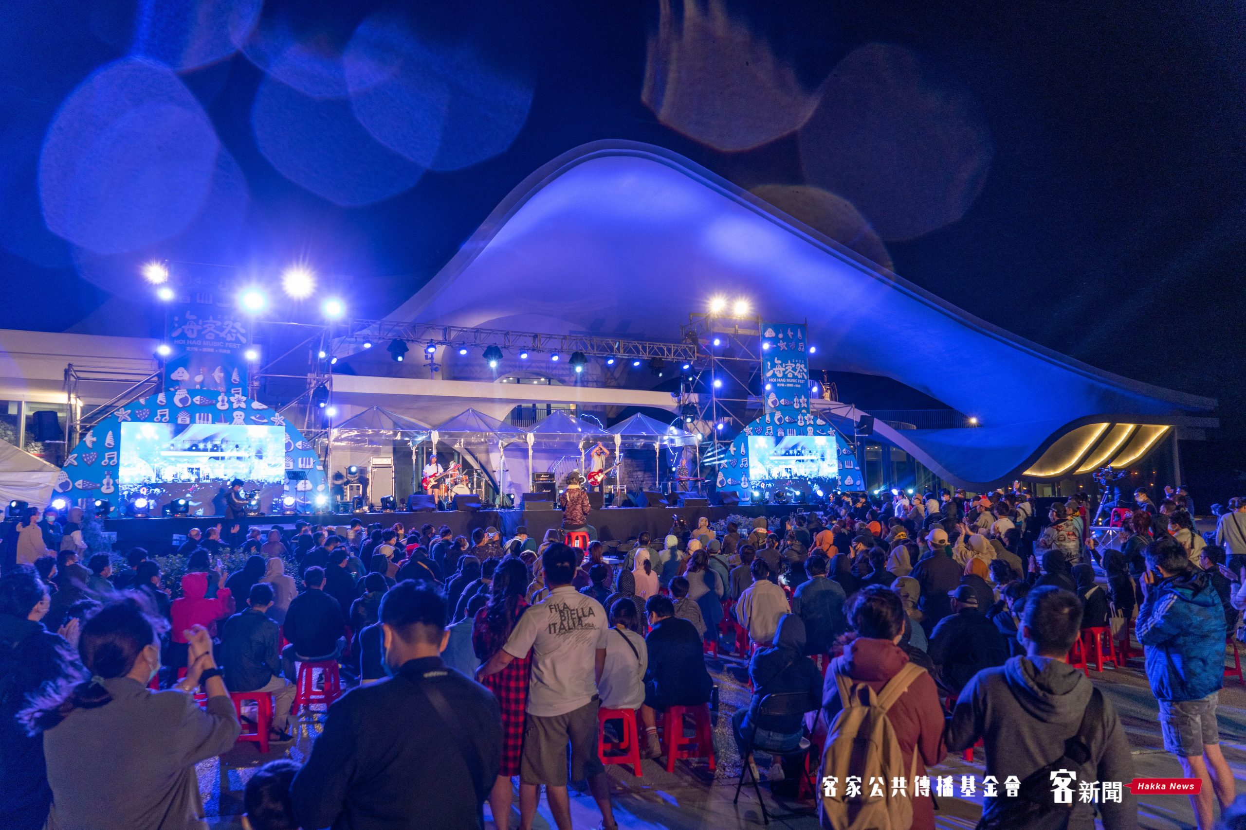 海客音樂祭第一天晚上，湧入不少民眾進場聆聽。洪俊傑攝