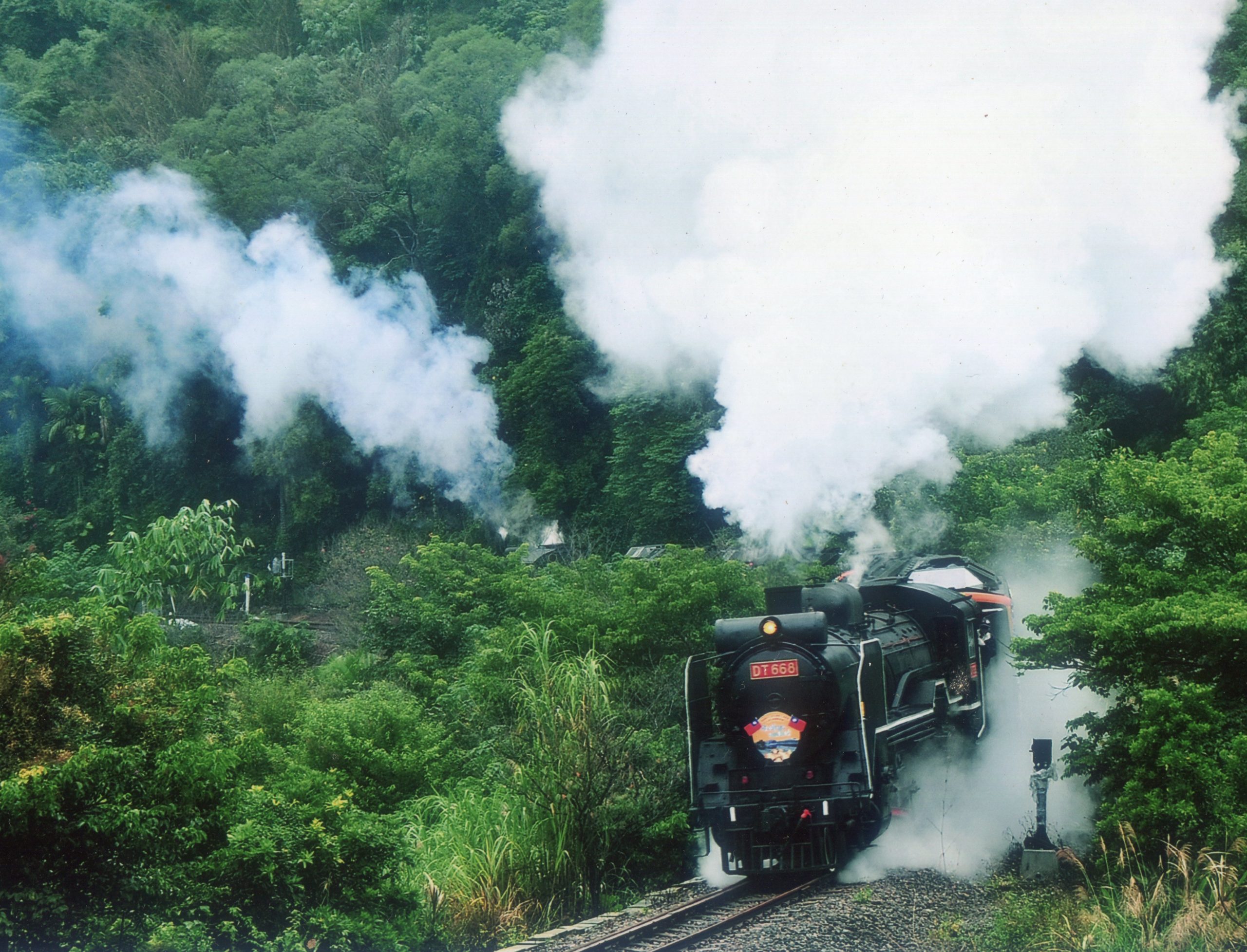 慶祝海線鐵路通車百週年，10月11日將復駛蒸汽火車DT668。圖為DT668修復後，行駛山間白煙裊裊的鏡頭。鄭萬經提供